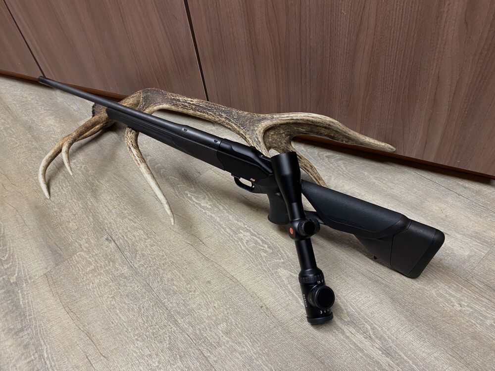 Blaser R8 Ultimate, con Leica Magnus 1,5-10x42 i, con guida