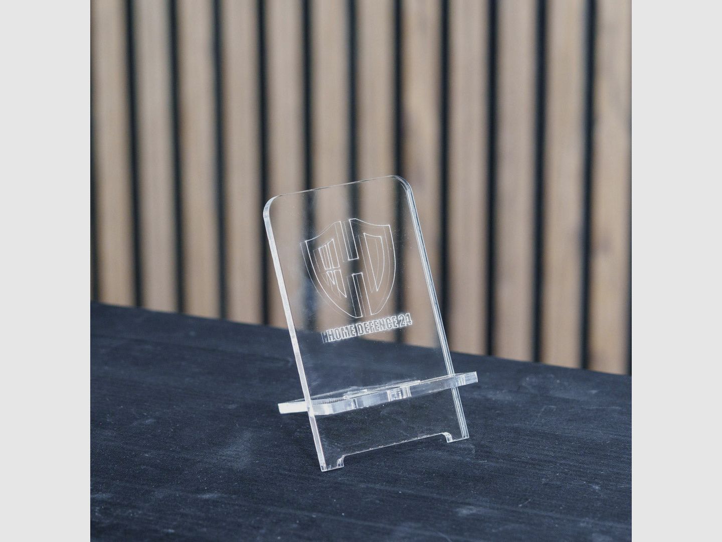 PLEXIGLAS® Handyhalterung | stilvolles Design mit gelasertem Homedefence-Logo