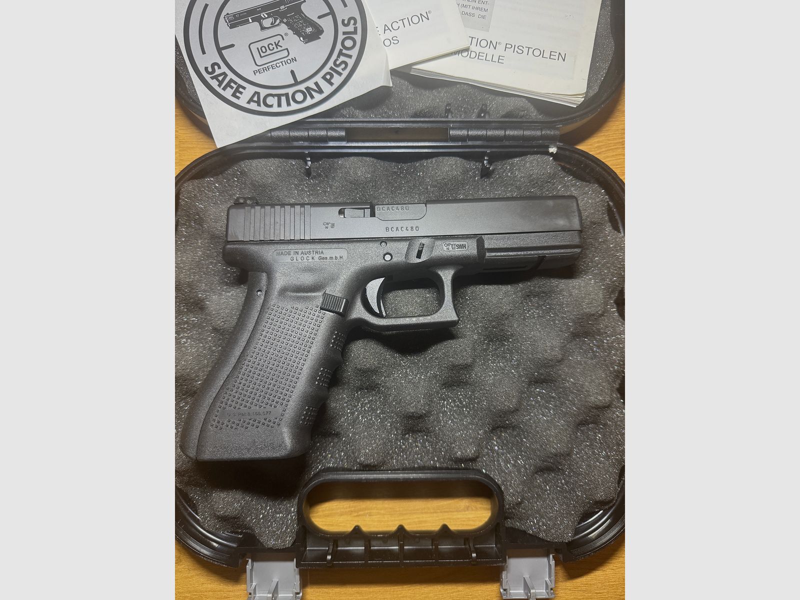 Glock 17 Gen 4 9mm incl. Micro Roni stock, red dot and 4 magazines