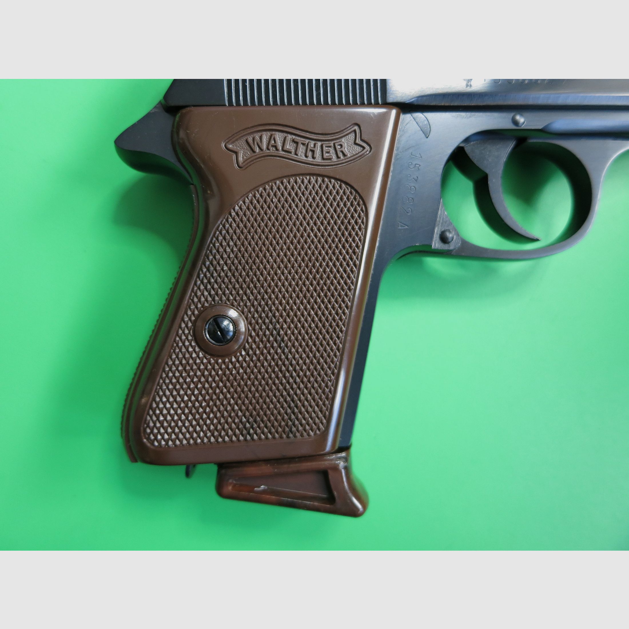 Pistola semiautomatica, Walther PPK, cal. 9 mm corto, impugnature marroni, come nuova       #82