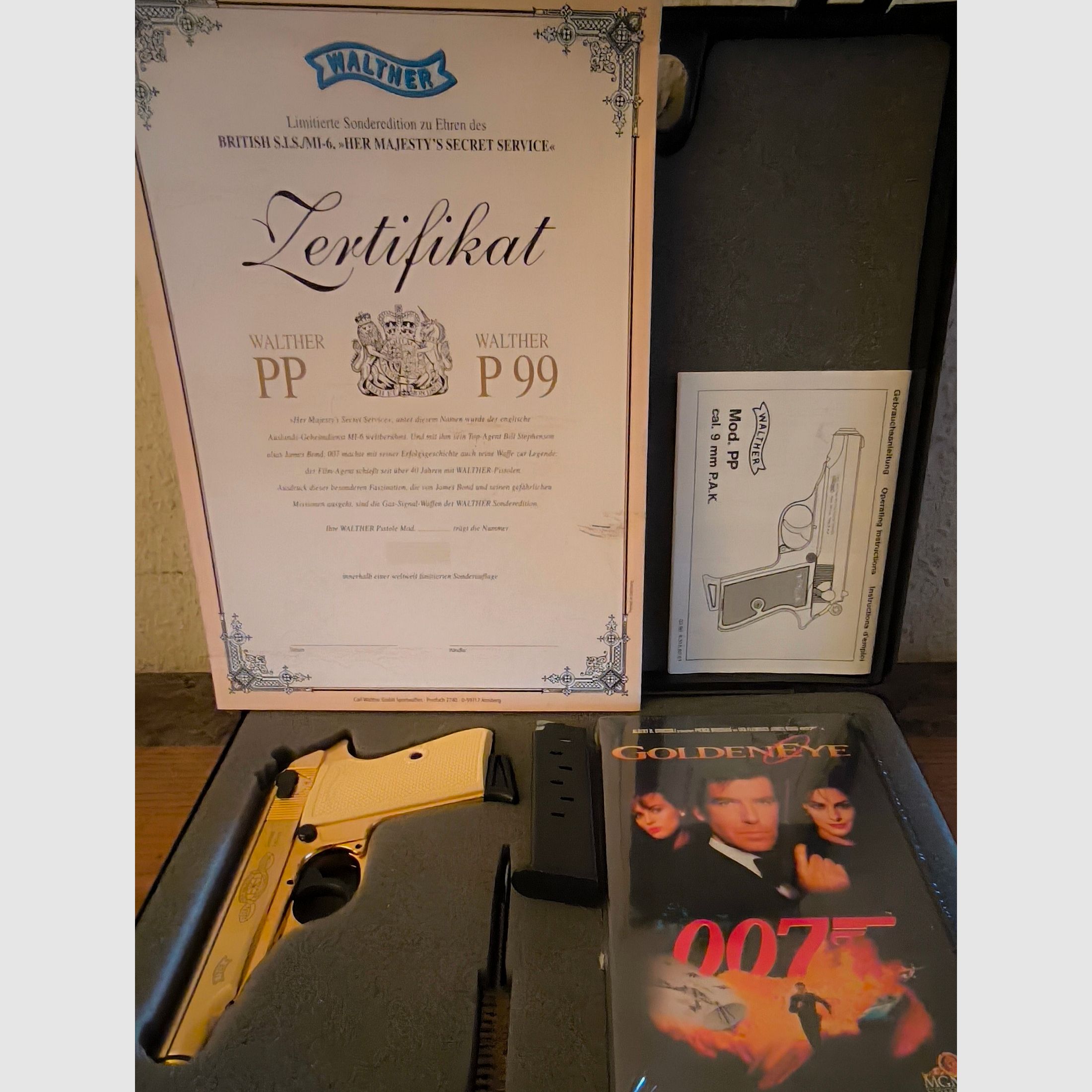 ⚠️ Attenzione collezionisti e fan di James Bond!! Walther PP - Edizione limitata speciale - James Bond - Oro con impugnature bianche e certificato, oltre a cassetta VHS e caricatore aggiuntivo con fondo piatto, calibro 9mmPAK, mai sparato e visivamente e funzionalmente in condizioni impeccabili, assolutamente come nuovo!! Pezzo da vetrina!!