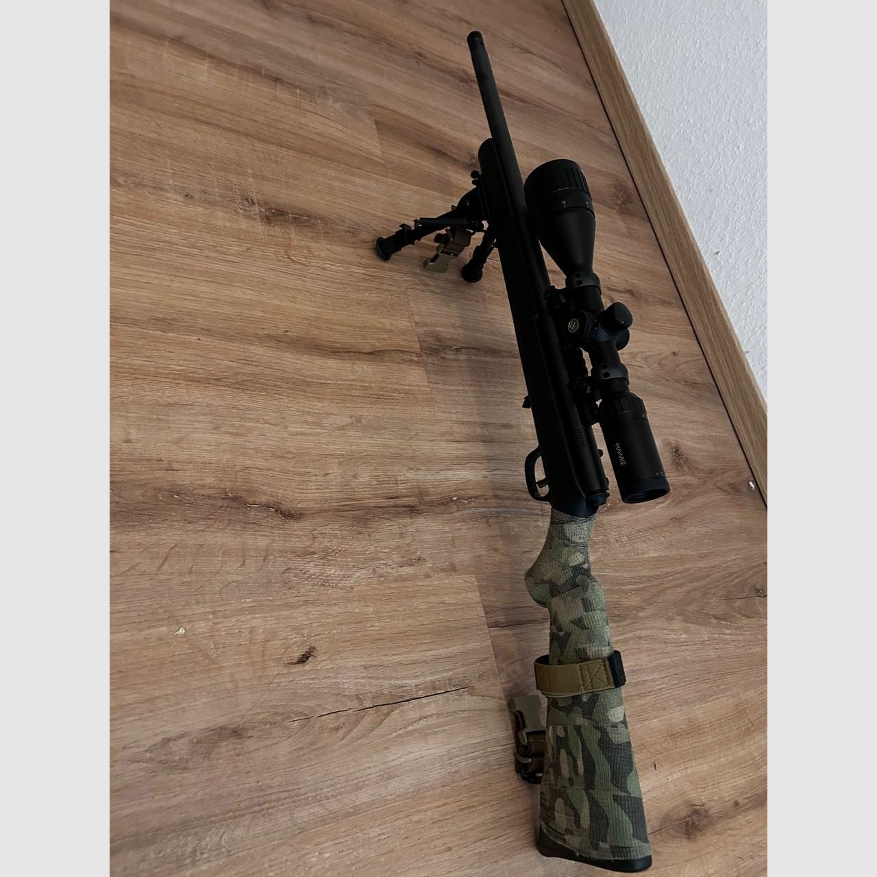 Savage Arms  Repetierbüchse 93R17 FV mit Schalldämpferaufnahme Cal .17 HMR/ Hawke x12 Optik beleuchtetes Absehen (grün/rot) MOA/ Zweibein