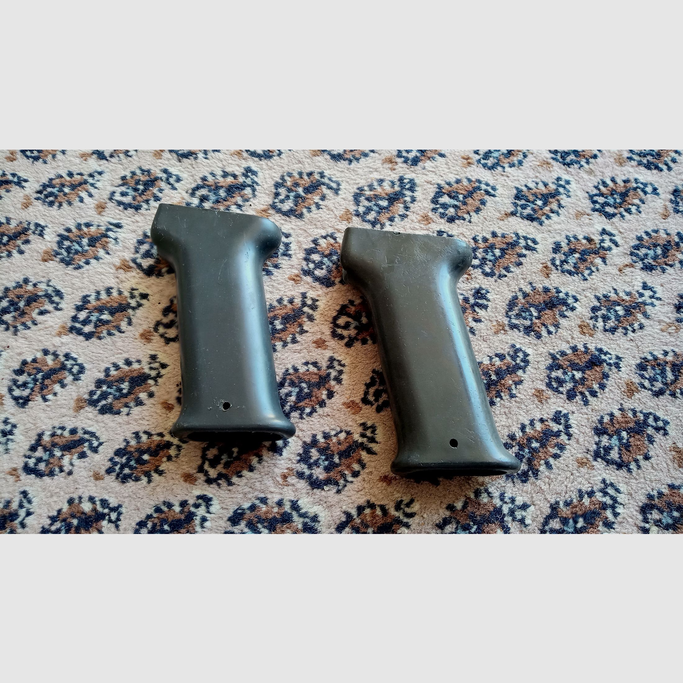 2 poignées en plastique AMD-65 hongroises de FEG même numéro de coulée 63 // AK / AKM / AK74 / AK-100 / Type 56, image 2 sur 11