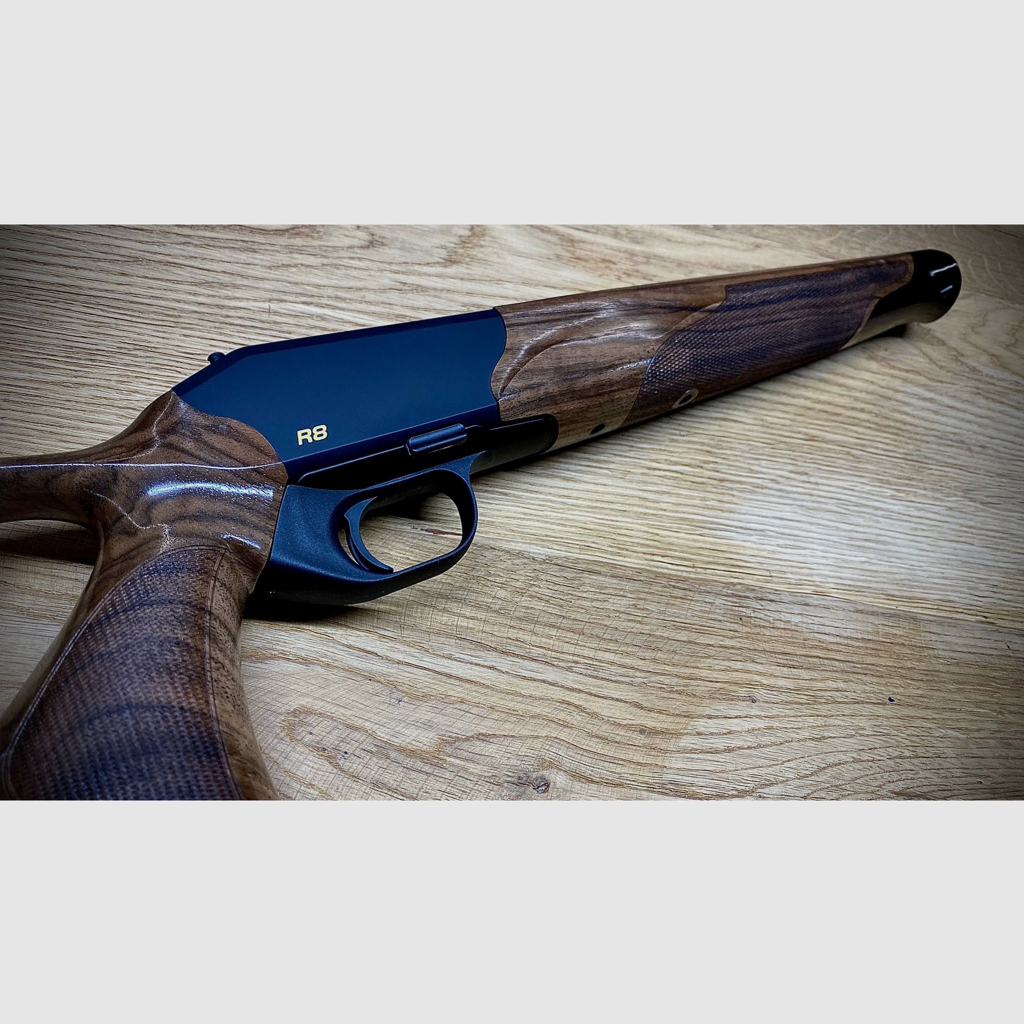Blaser R8 Success Schäftung / Holzklasse 4 / R8 Logo in Gelb / top Holz absolute Gelegenheit