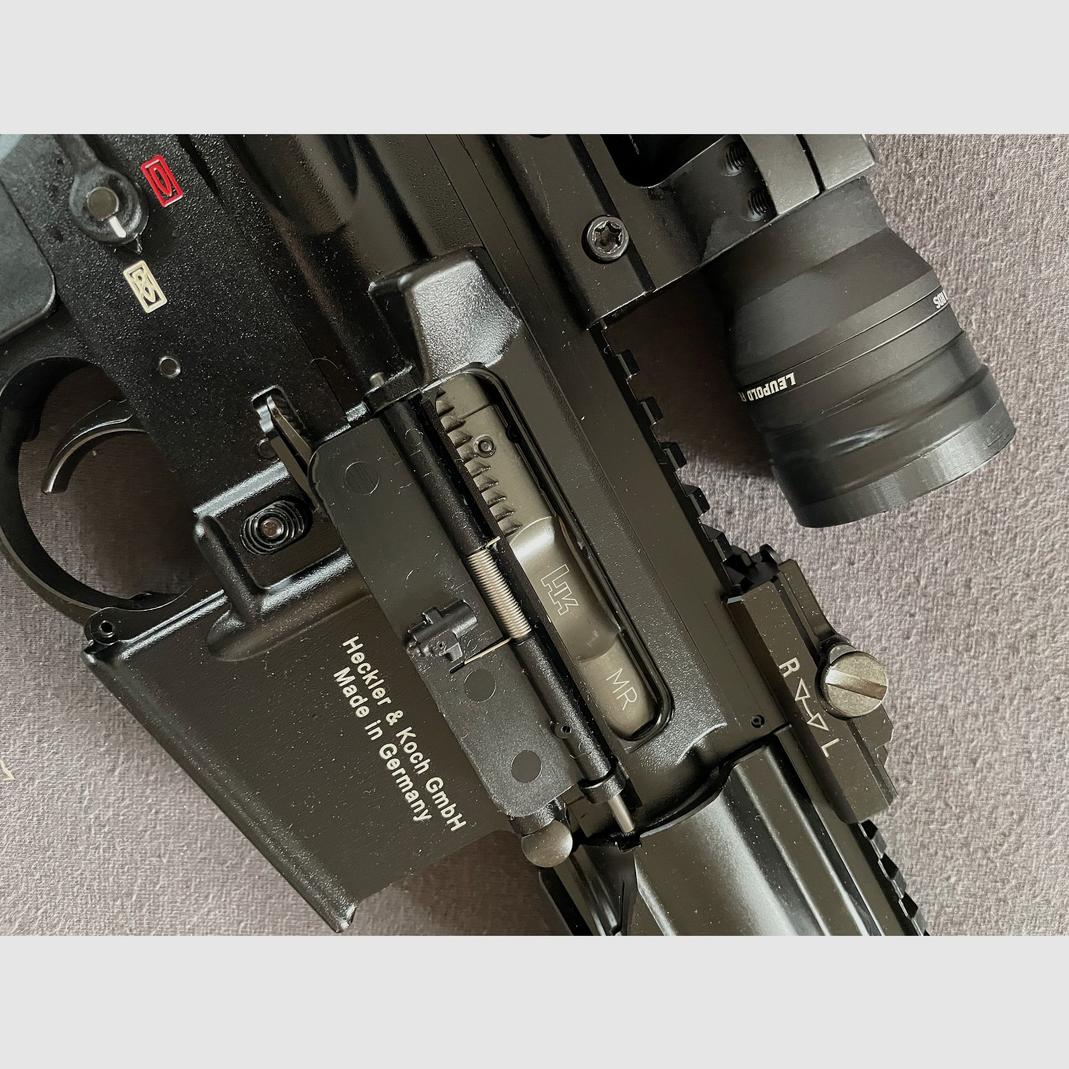 HK MR 223 + Leupold Reddot + accessoires, 551 schoten