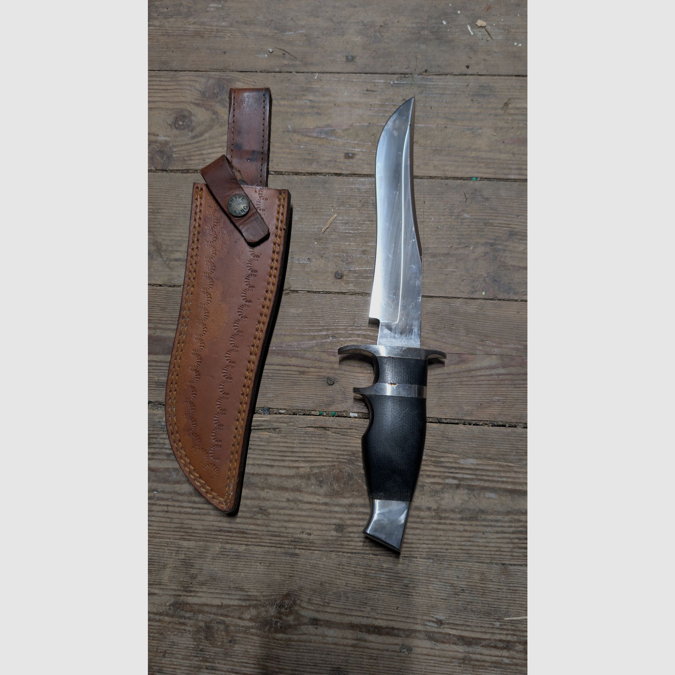 bowie knife made of D2 steel