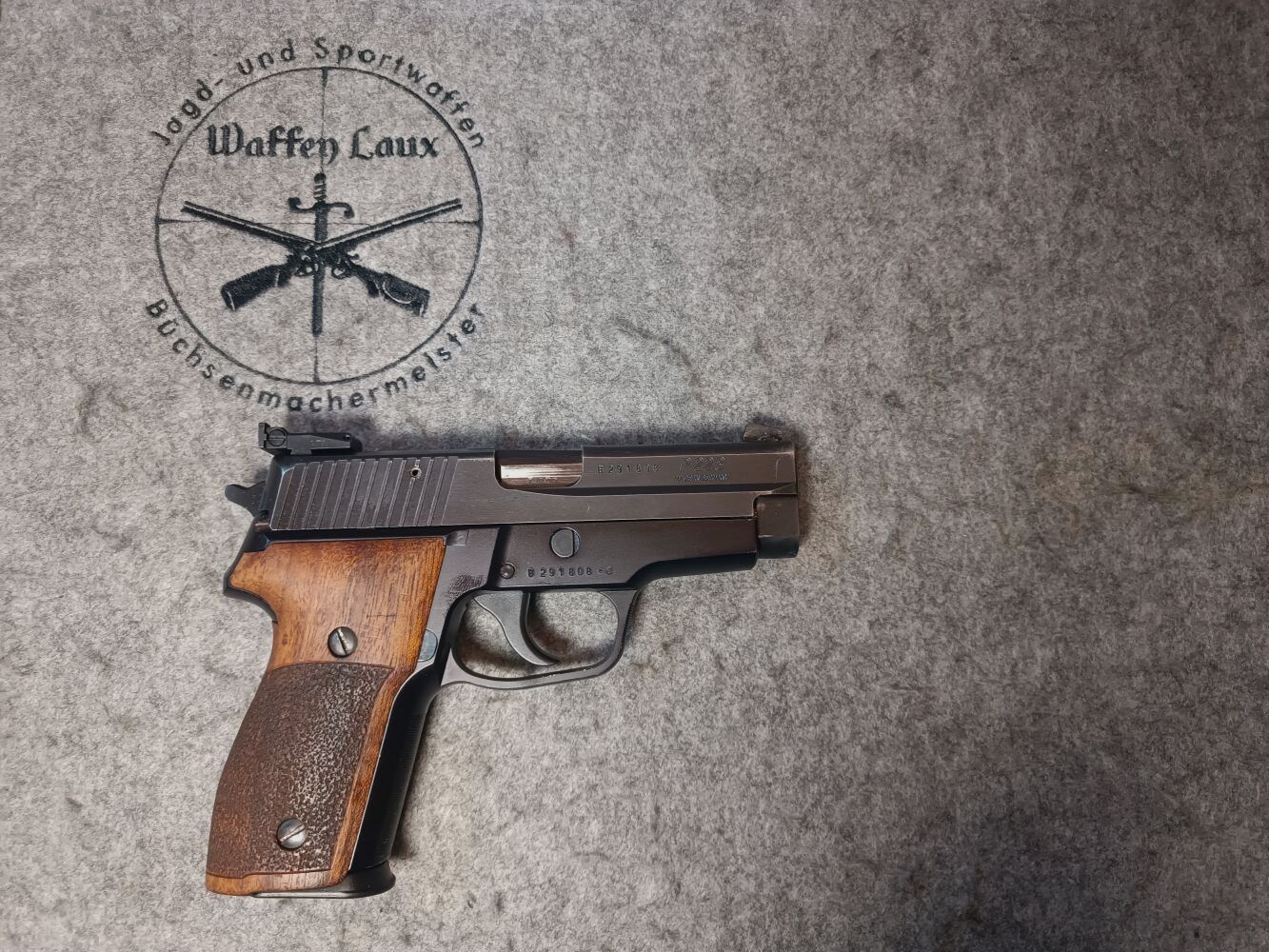 Sig Sauer P228 z celownikami LPA i drewnianymi uchwytami Nill