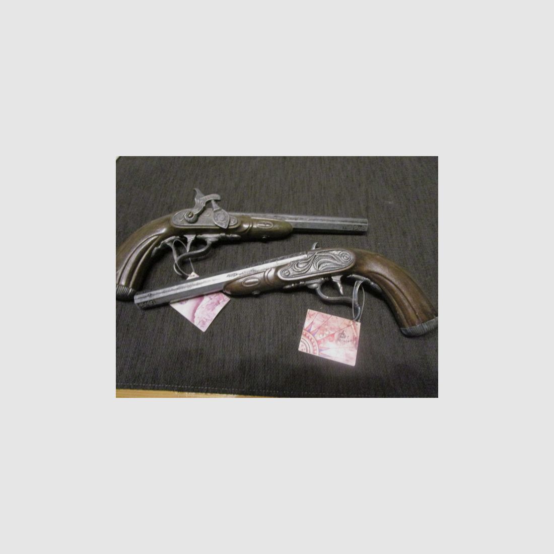 Dwa dekoracyjne pistole perkusyjne