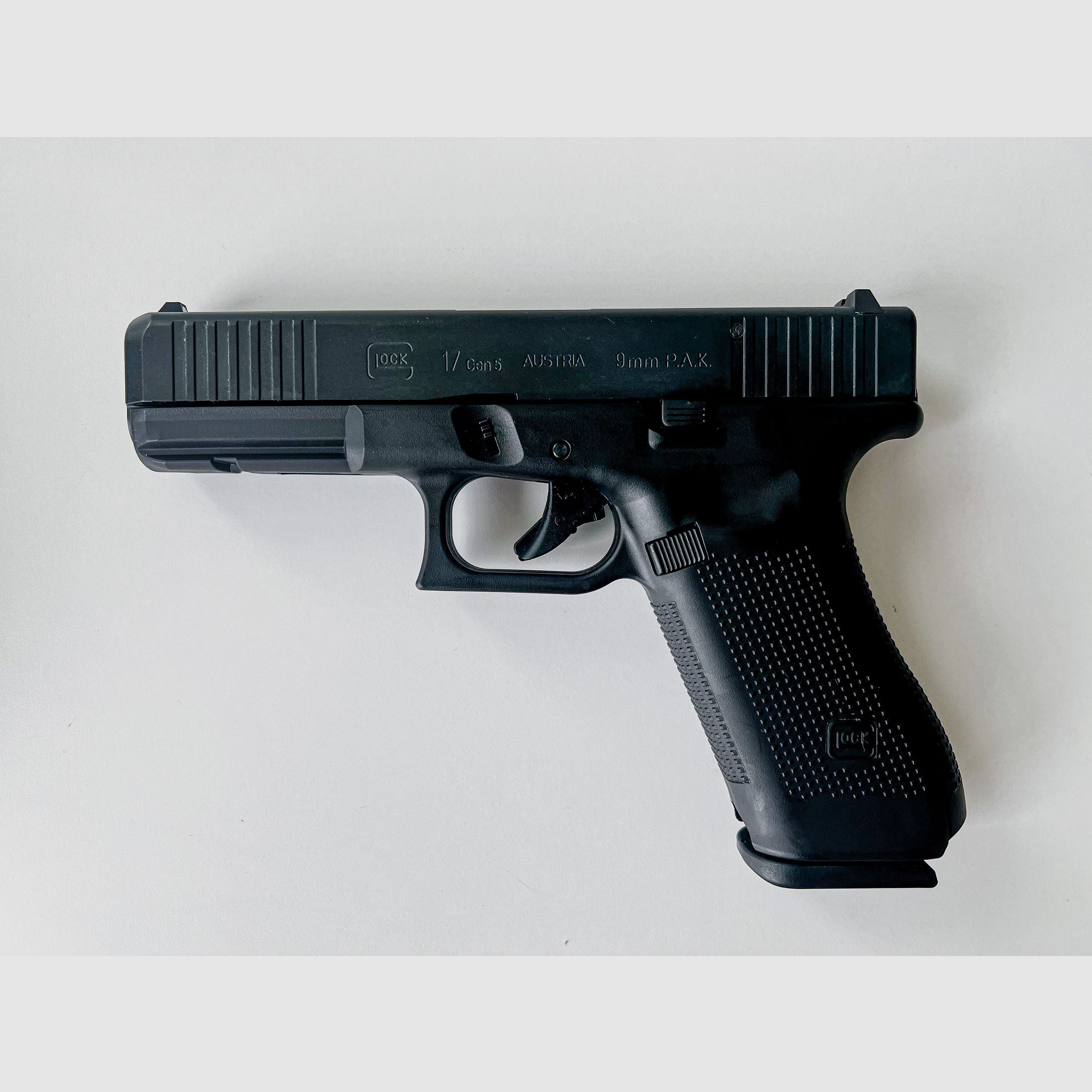 Glock 17 Gen. 5 9mm PAK +  Holster +Glock Waffenkoffer
