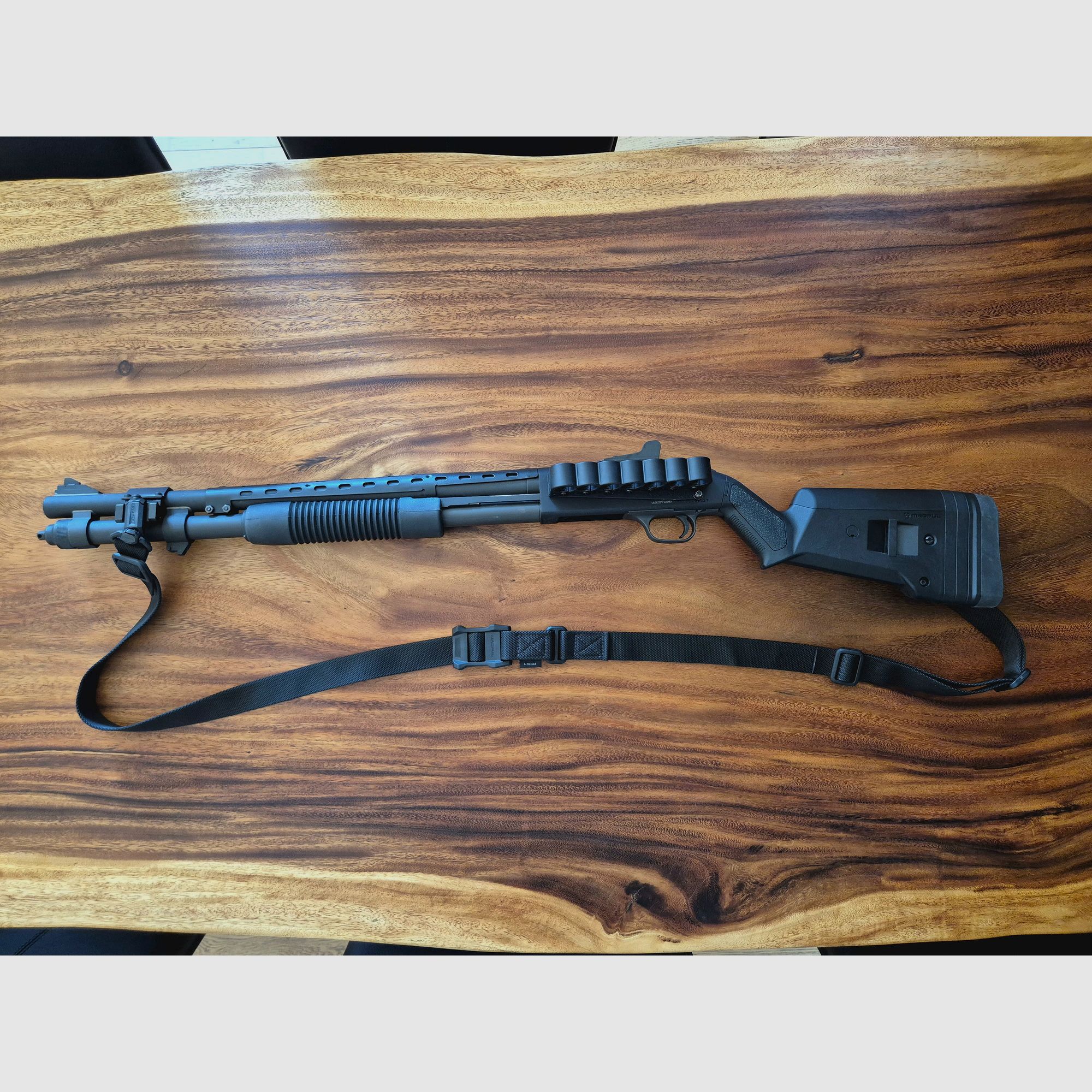 Mossberg M590A1 Ghost Ring Tactical 12/76 Mag. inkl. Magpul Schaft/Sling, Patronenhalter und Laufhitzeschild – Neu und unbenutzt