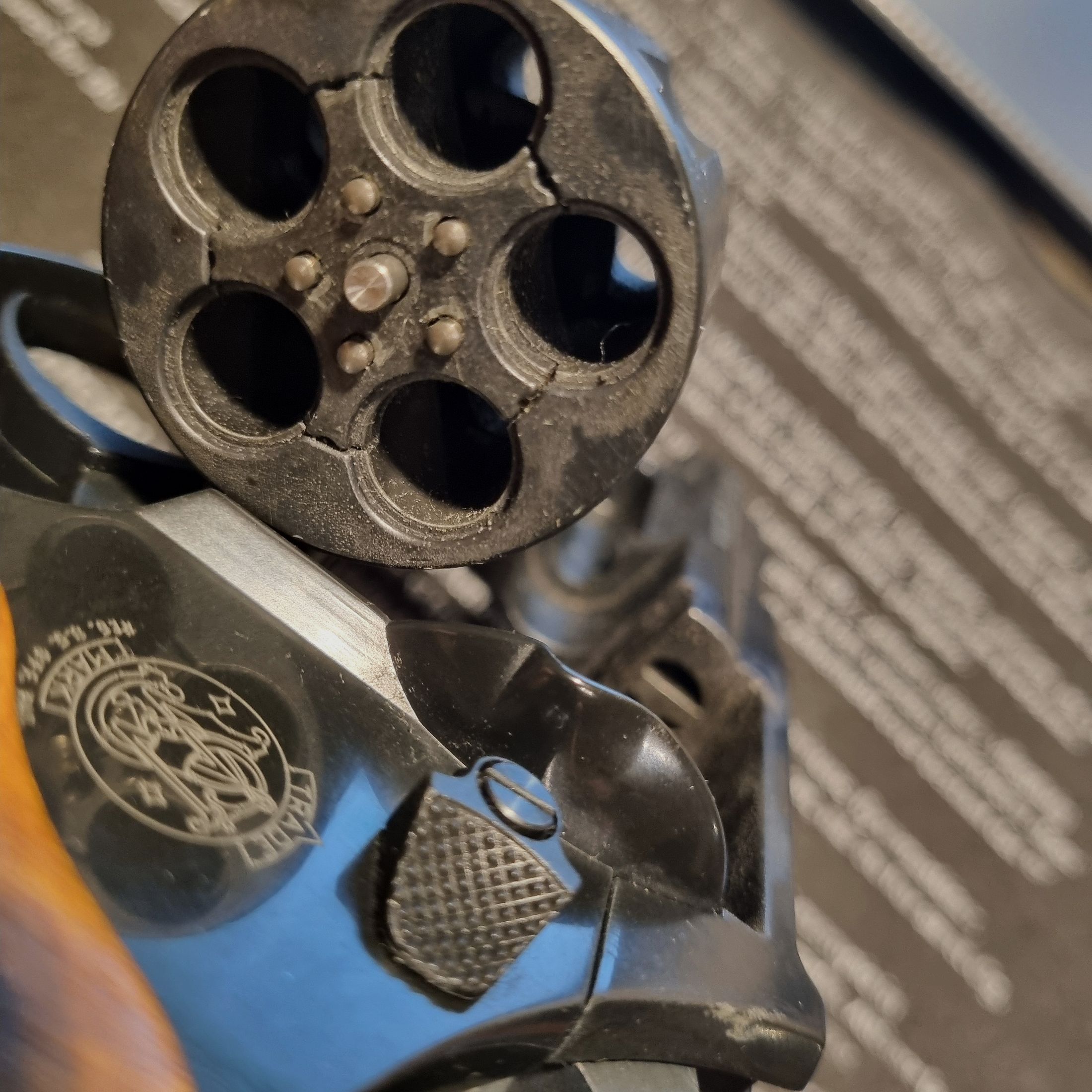 Smith & Wesson, Mod. Combat, 9mm, PTB 607 altes Modell, Holzgriffschalen, brüniert, zzgl. 50 Schuss