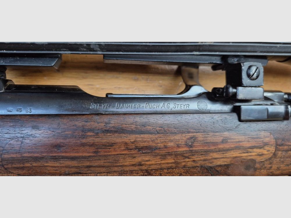 Schöne Steyr Mannlicher Schönauer Büchse — Modell « GK » — Kal. 7×64 — Waffe geprüft 1963 — Deutscher Abzug — Gutes Holz — Vorderschaft repariert und geflickt nach Bruch, aber perfekt stabil — Exzellente Mechanik — Sehr guter Lauf — Stahl-Zielfernrohrmontage — Zeiss Diavari 1.5 – 6 x 42 — TBE außer Flicken, Bild 1 von 43