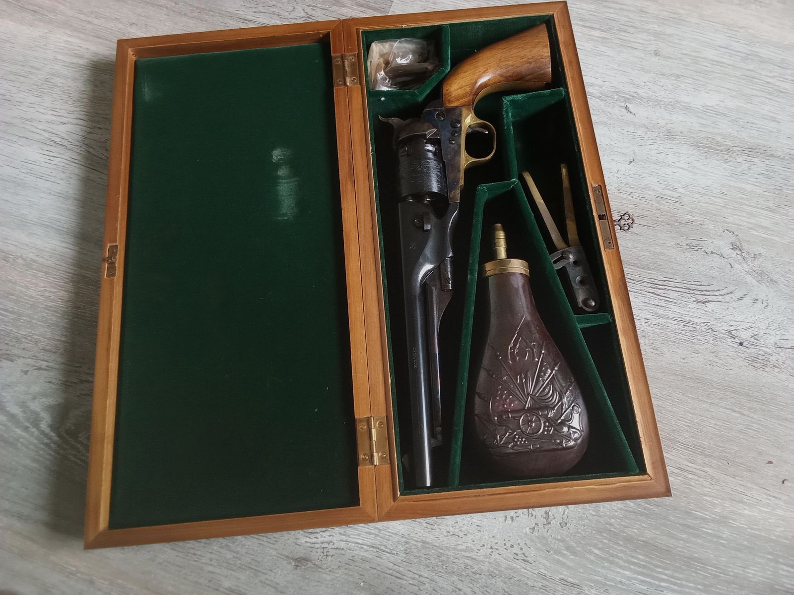 Revolver Colt Navy 1860 Kaliber 44 Schwarzpulver RIGARMI in seiner Box KATEGORIE D2 (freier Verkauf ab 18 Jahren)