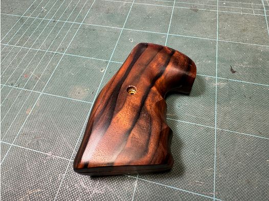 Custom houten grips voor Colt Phyton .357Mag - Smooth Target met vingergroeven, mooie contrasterende nerf, als nieuw