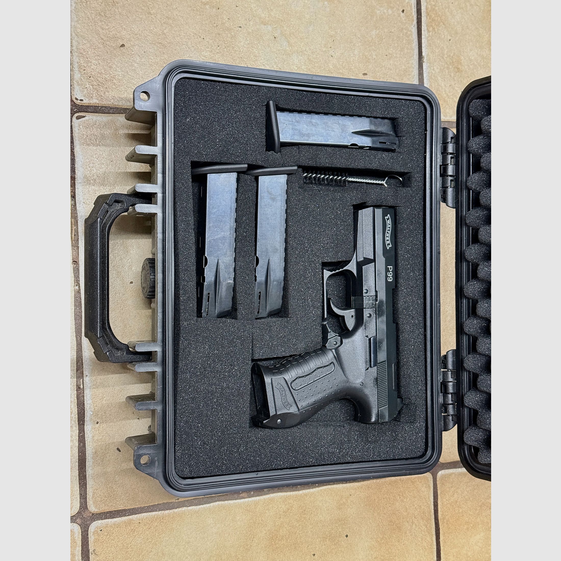 Schreckschusswaffe Walter P99 mit 3 Magazinen, Munition und in Koffern