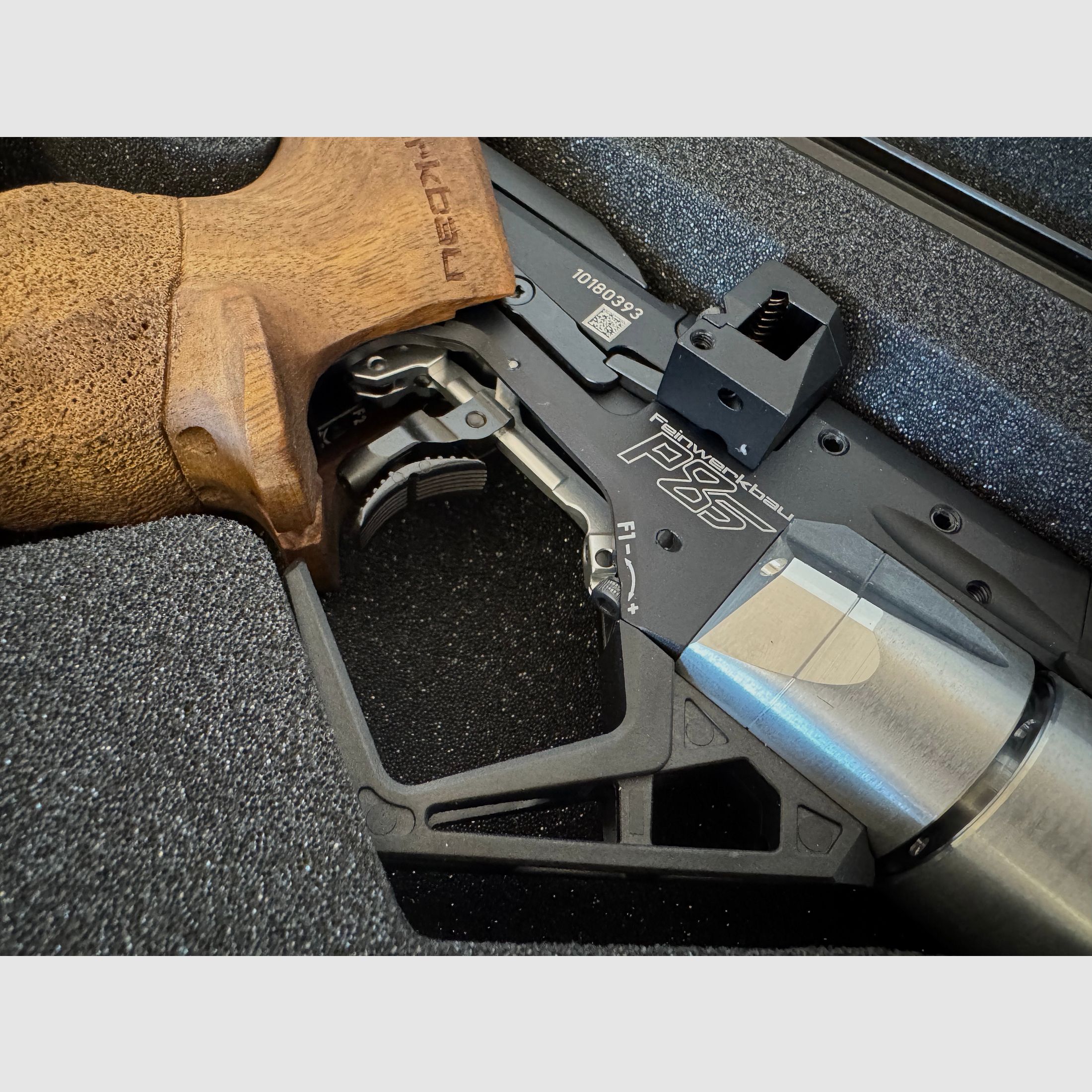 Feinwerkbau FWB P 85 pistola ad aria compressa (5 colpi) - assolutamente come nuova! Impugnatura S destra, 2 caricatori, 2 bombole (acquisto 2025)