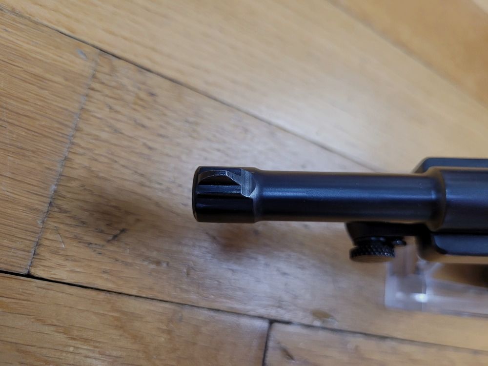 Martial en zeer zeldzaam pistool Le Français type Leger van het eerste type – Minder dan 600 geproduceerde wapens – Kal. 9 Browning Long – Art Deco parel – Opmerkelijke afwerkingen – Originele stijve bluing – Perfecte grepen – Spiegelloop – Zeer aangename trekker – Een echte Franse Parabellum – Museumstaat!, afbeelding 16 van 26