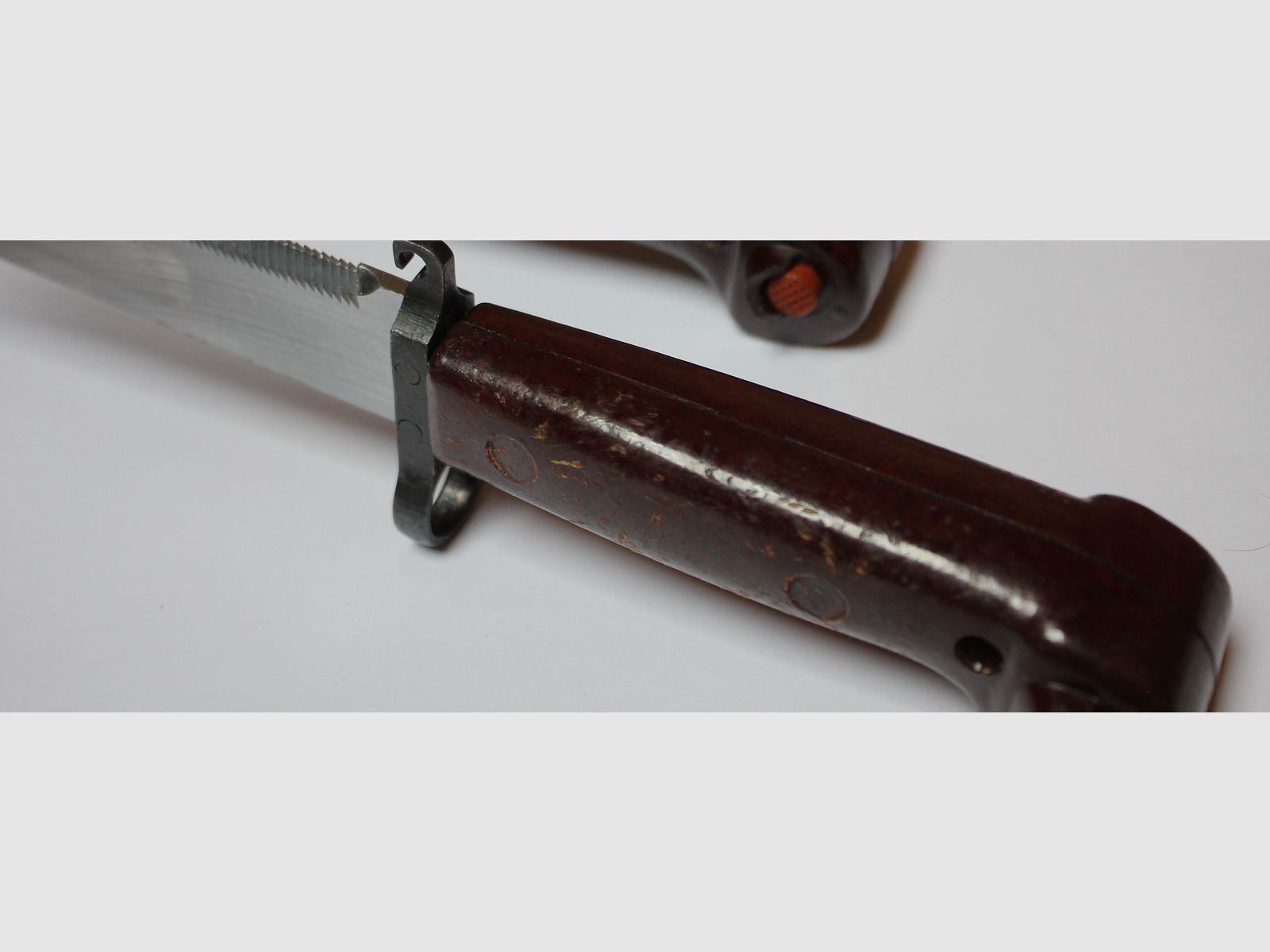 Rumänisches 6h3 (6x3) AK Bajonett komplett inkl. Gummi Isolator und Leder Frosch  // AKM Bakelit Vintage Seitengewehr