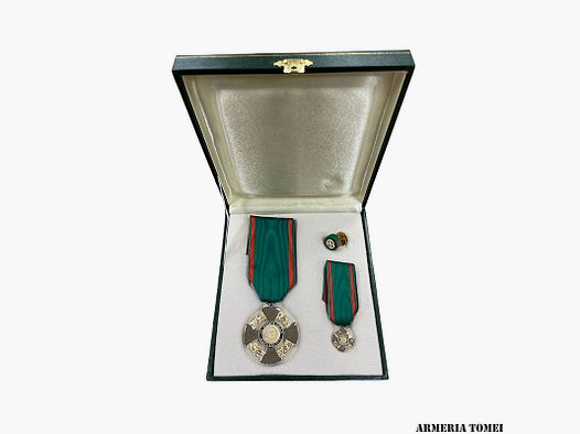 KISTE – SET EDELSTEINE MEDAILLEN + ANSTECKNADEL RITTER DER REPUBLIK (STOFFROSELLINE)