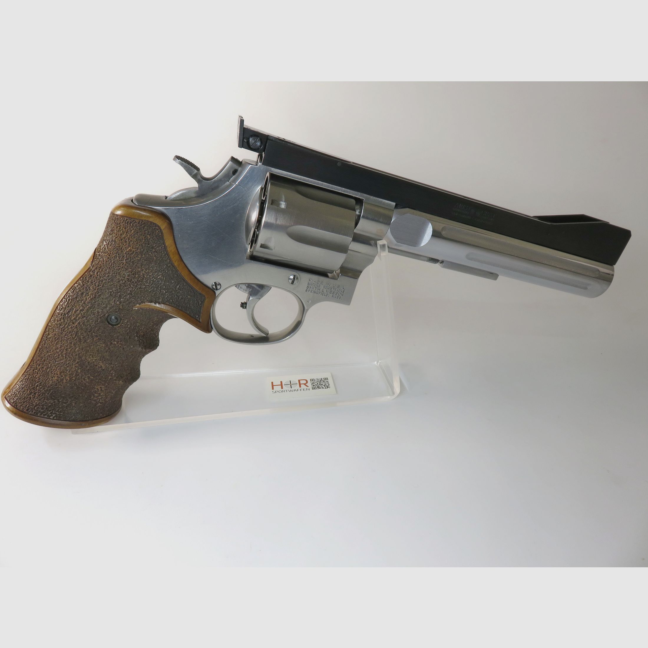 S&W 686-4 | 6 inches | .357 Mag / .38 Spec. | Bull Barrel | Aristocrat 3-position sight | Nill grip