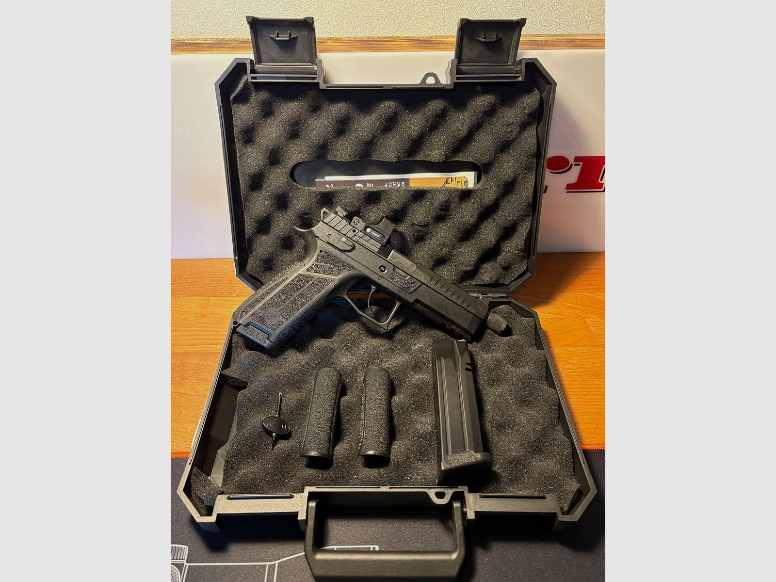 NEUWARE CZ Pistole P-09 F Nocturne SR HAWKE Set mit Optik 