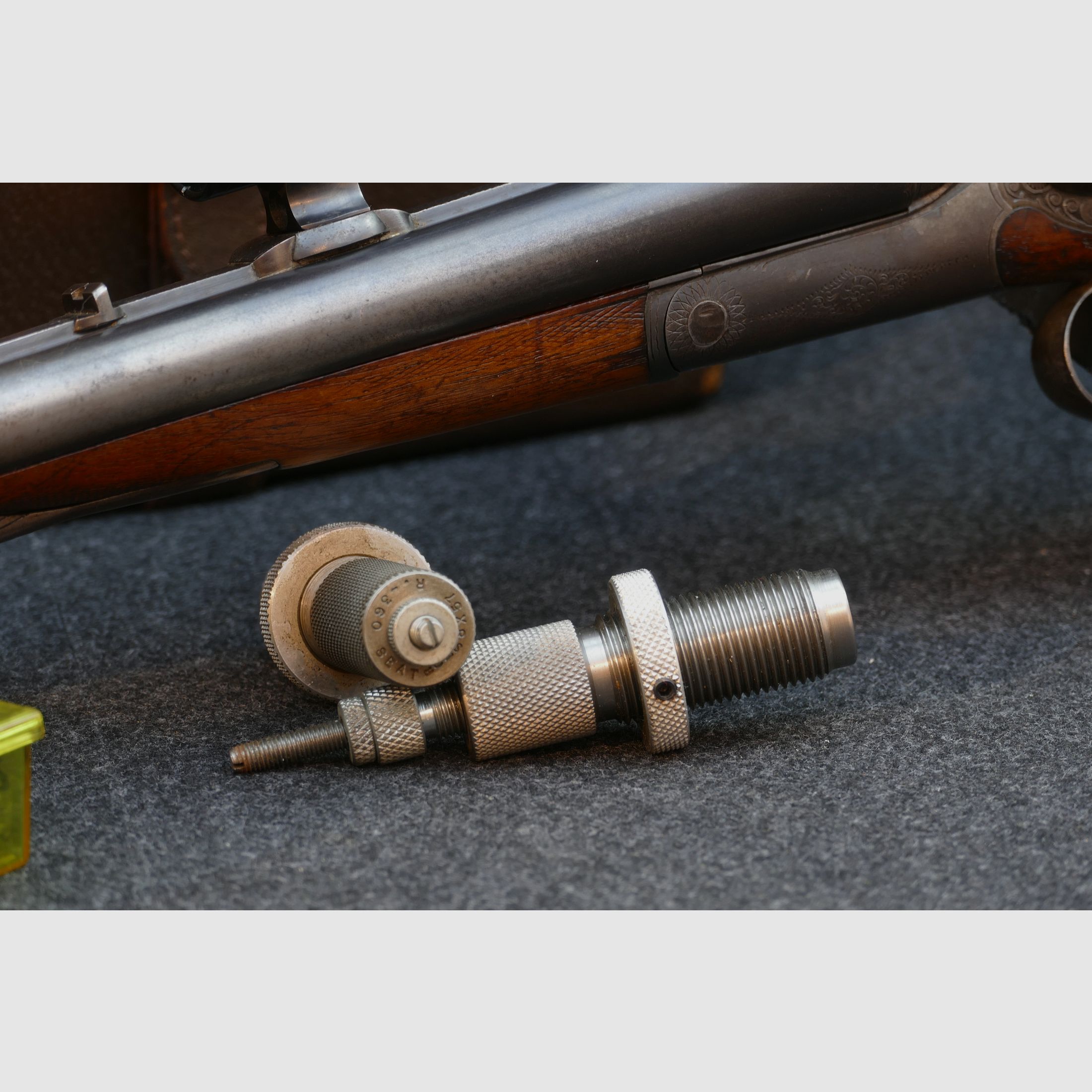 Fucile a canne sovrapposte di Ferlach, calibro 8×57 R‑360 / 16/65, cannocchiale Kahles Vienna H/4×, valigetta in pelle, matrici, bossoli e proiettili (173)