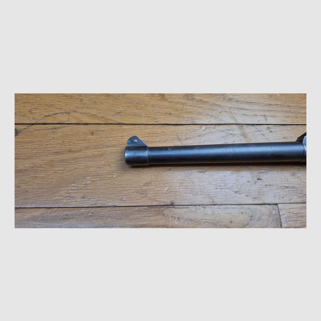 Sehr schöner Luger Artillerie P08 – Waffe von 1917 – Lauf 8 Zoll (20cm!) – Herstellung DWM – Vollständig monomatrikuliert (außer das Magazin, das ist aus der Zeit) – Kal. 9×19 – Verstellbare Visierung des ersten Typs – Sehr schöne Griffschalen – Epochenbrünierung noch 80% – Wunderschöner Lauf TBE+, Bild 8 von 22