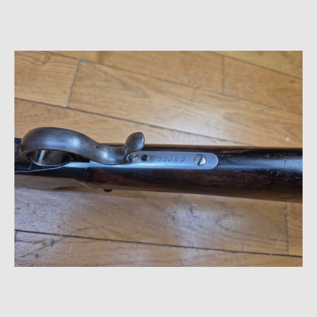 Exceptionnelle carabine Winchester modèle 1885 – Cal. 45-90 – 1er brevet de Browning ! – Spéciale bisons et TLD ! – Arme de 1899 – Très rare modèle High Wall Rond Receiver – Très beaux bois noyer américain – Boîtier bronzé d&rsquo;origine TBE – Mécanique parfaite – Canon lourd Miroir – Bons marquages – Hausse Buck Horn forgée et dioptre Marble – TBE+, image 12 sur 41