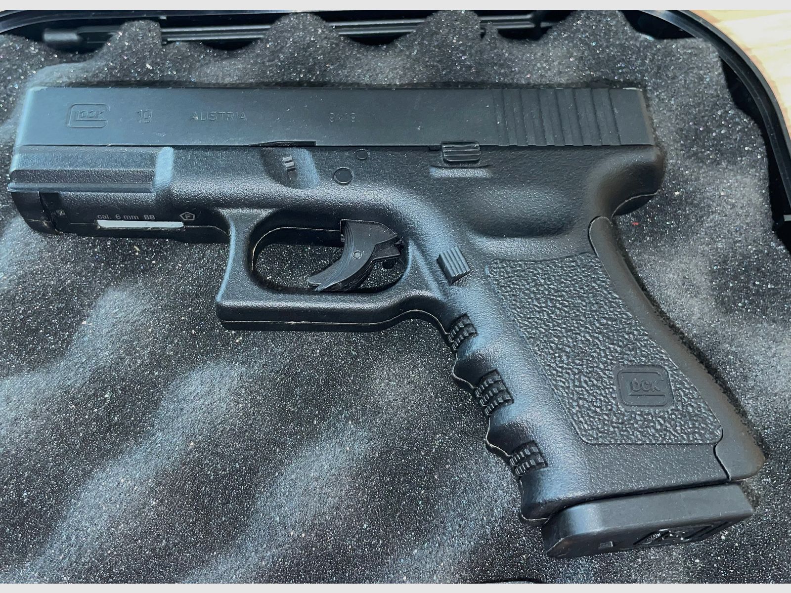 Glock 19 CO2 pistol by Umarex