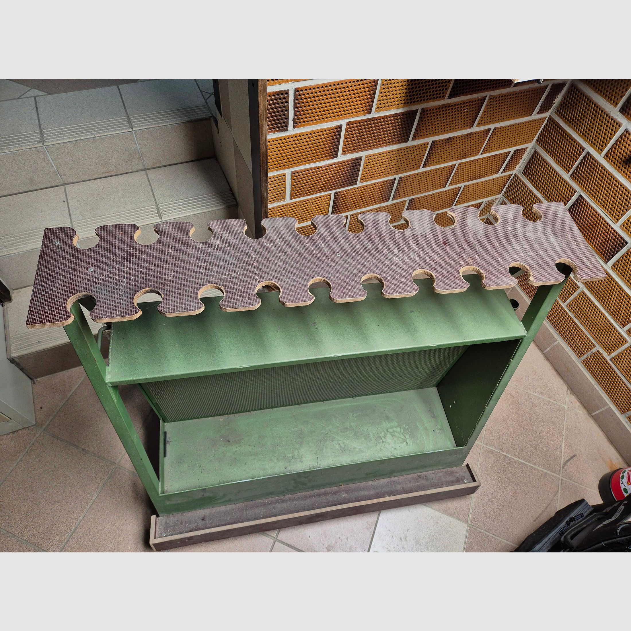 Stojak na broń na kółkach