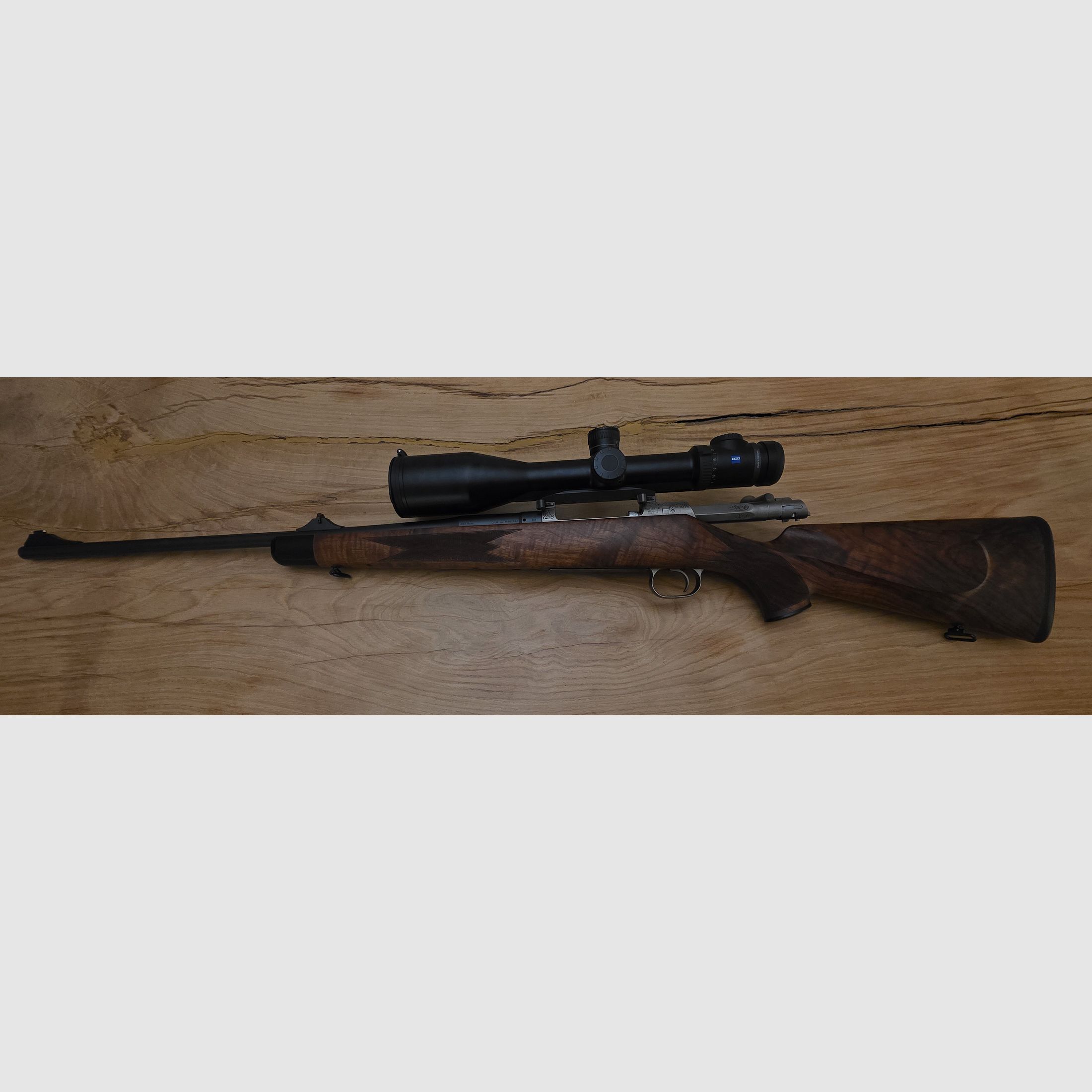 Mauser M03 Expert .223 z drewnianym stockiem i Zeiss Victory V8 4,5-35 x 60 z celownikiem z szybką regulacją (ASV)