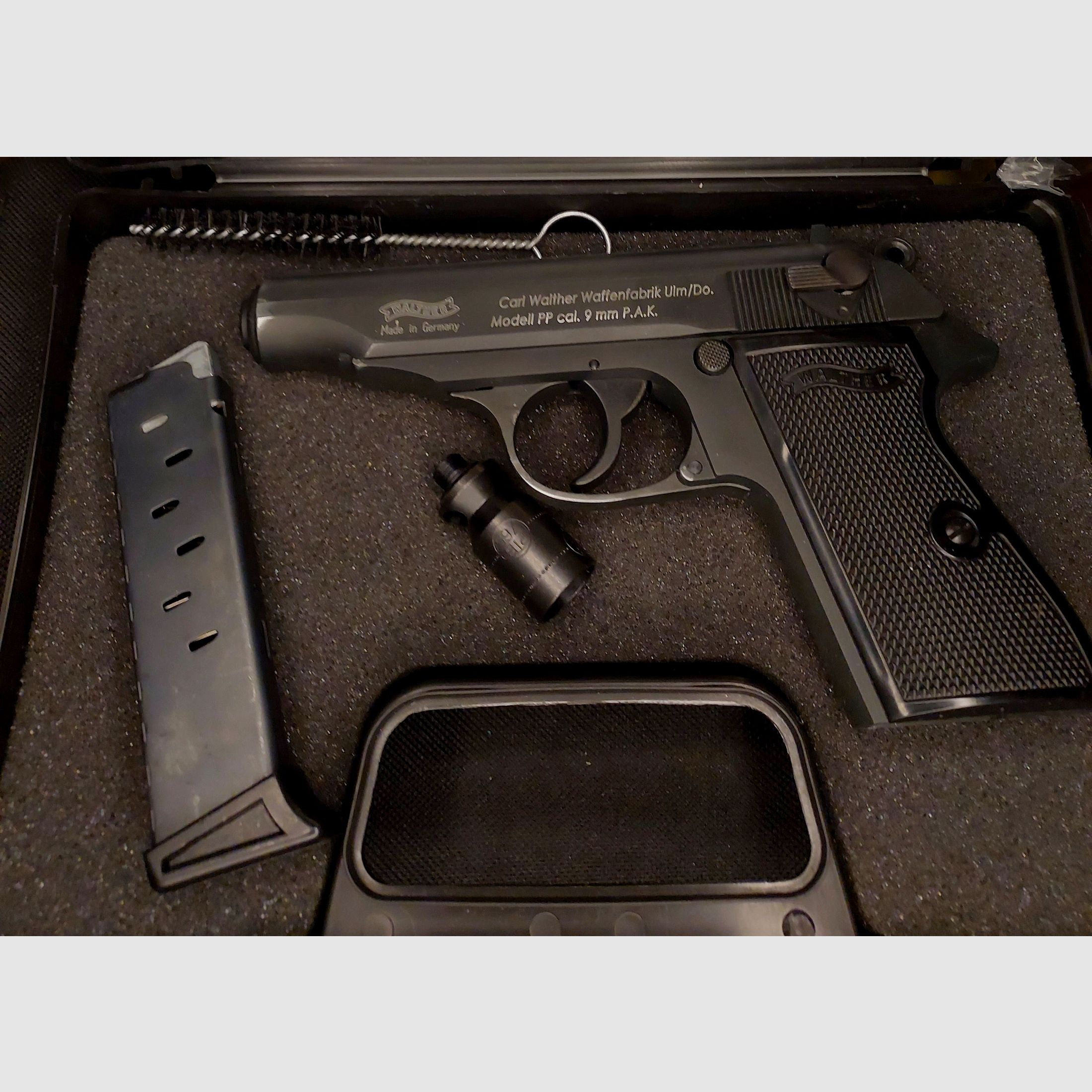 Pistola de señal Walther PP Cal. 9mm P.A.K. negra niquelada (PTB 923) con maletín