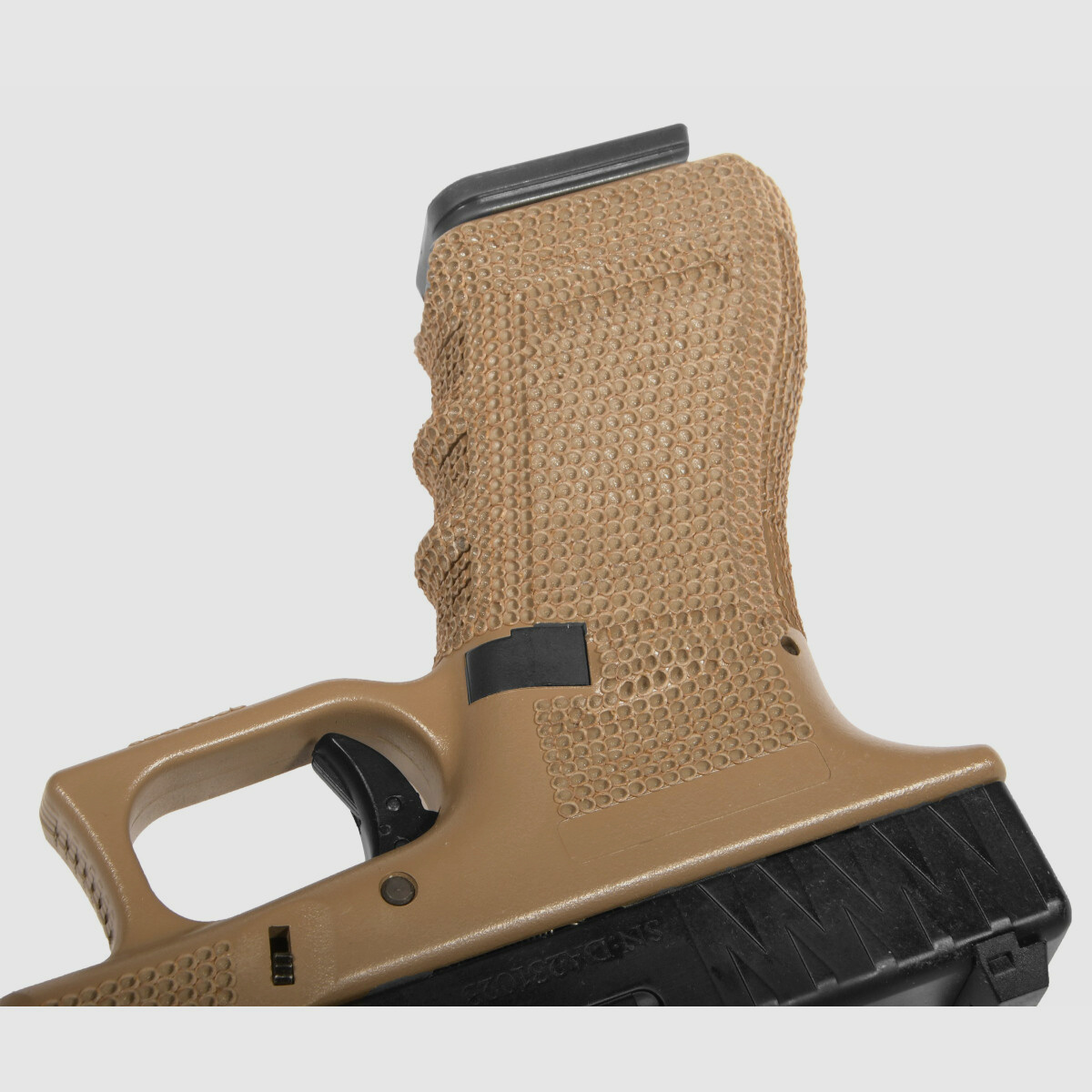 P05 GBB Airsoft Pistole in Tan | Delta Armory