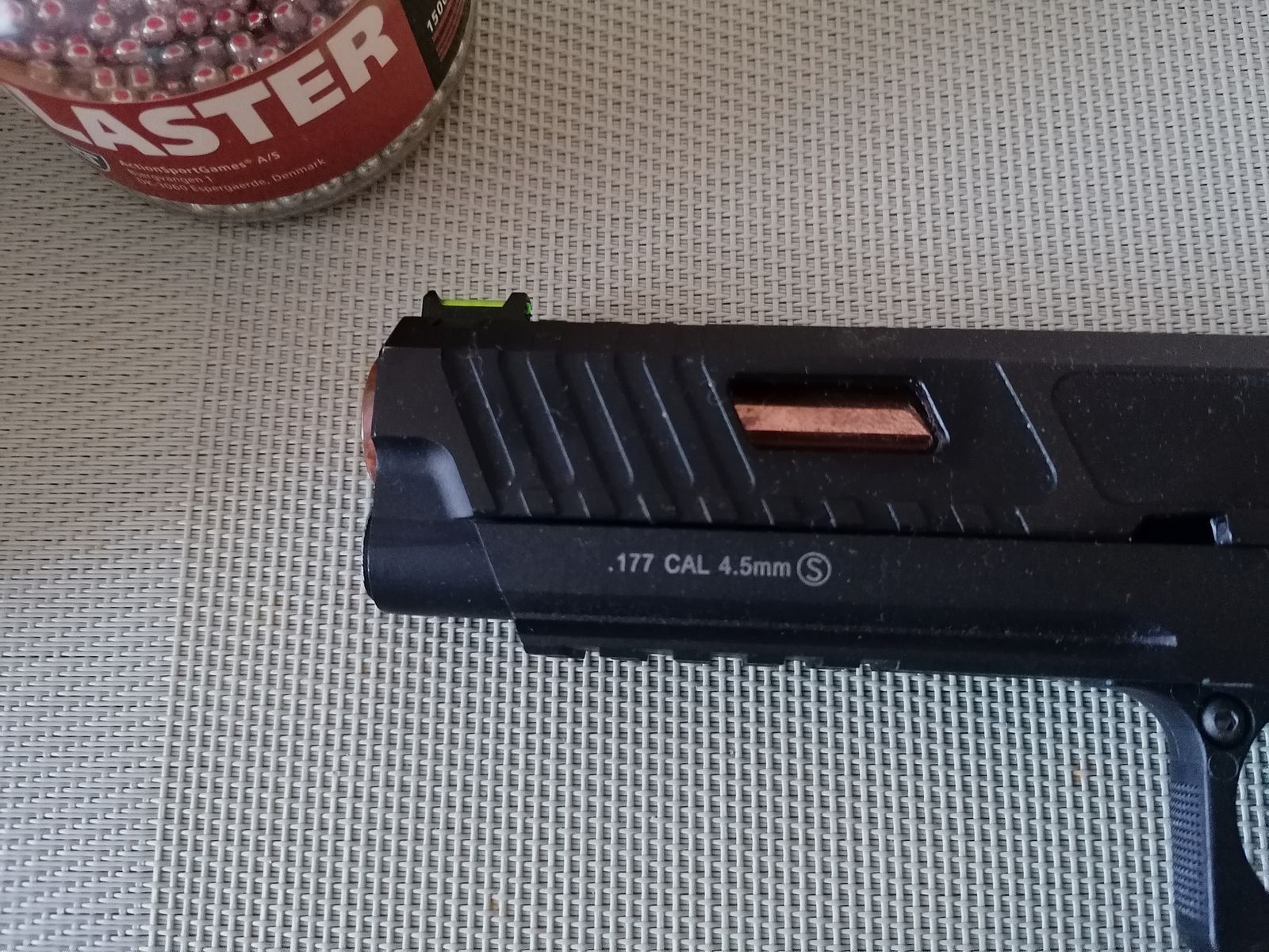 Pistole 4,5mm Kaliber mit Magazin und Halfter