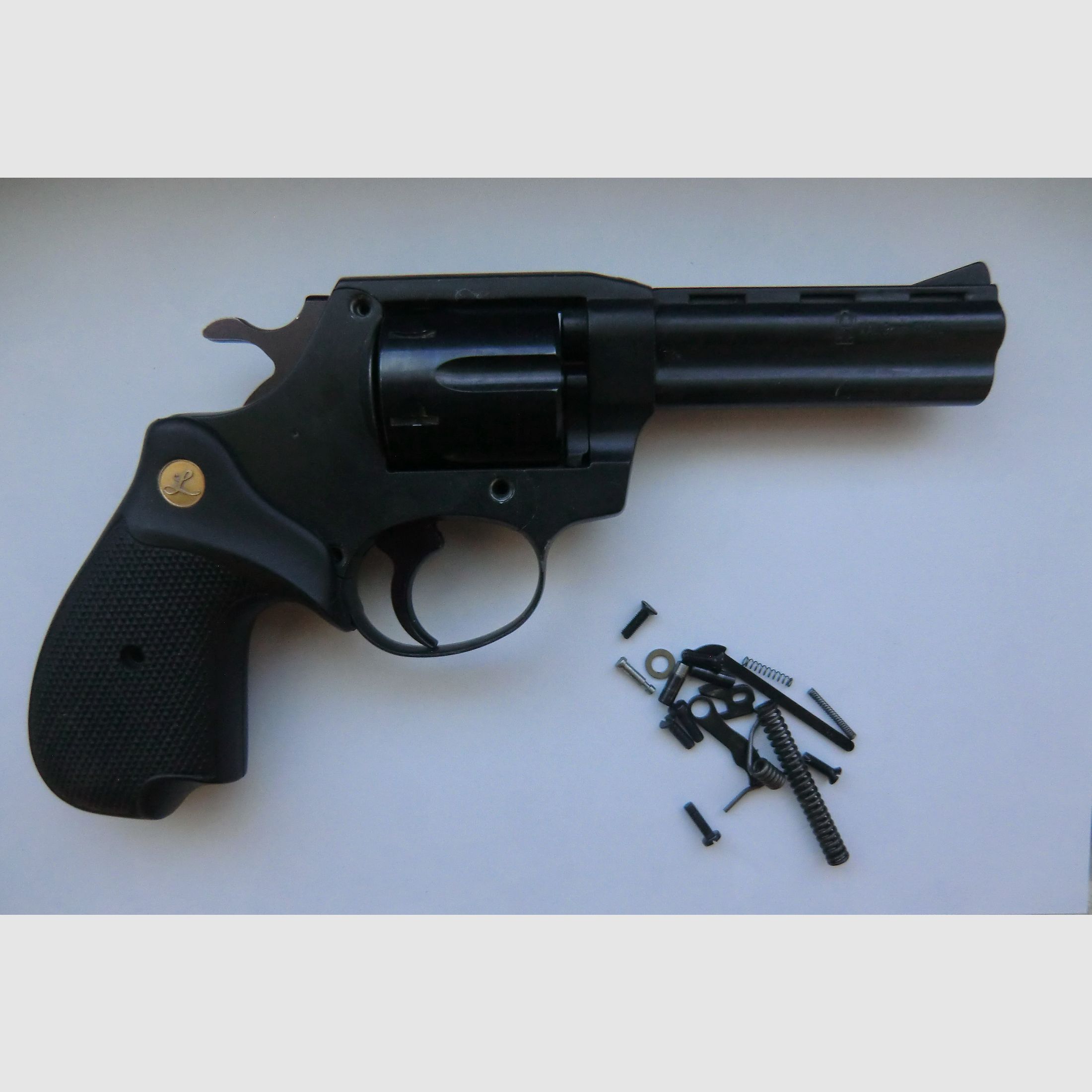 LUGER R94 Revolver 9mm K.  6-Schuss PTB: 698,  Beschuss: 00,  teils zerlegt, aber mit Teilen