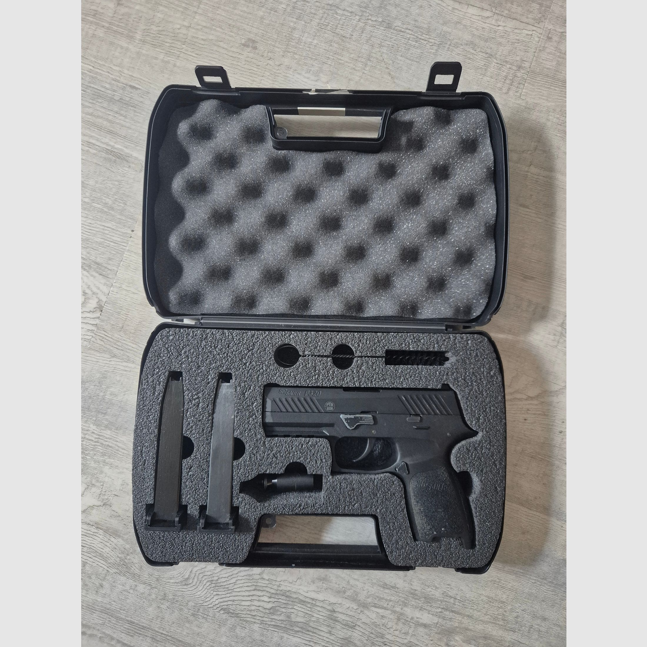 Sig Sauer P320 Schreckschusspistole im Kaliber 9 mm P.A.K. - schwarz