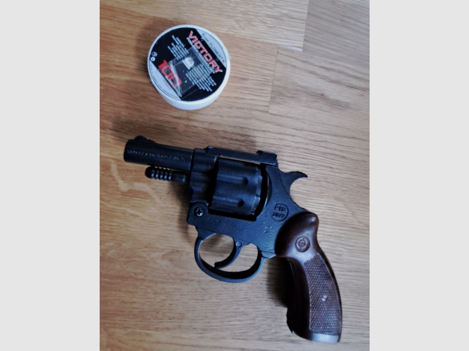 Umarex 6 mm Revolver mit Lederhalfter 