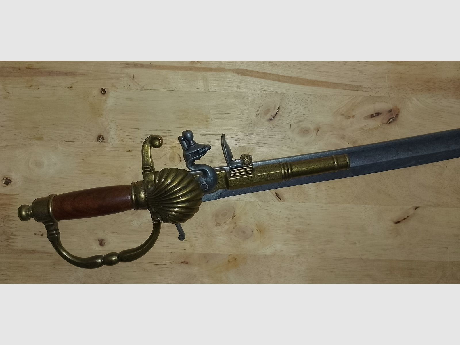 Dekoracyjny szabel z pistoletem skałkowym ok. 72 cm