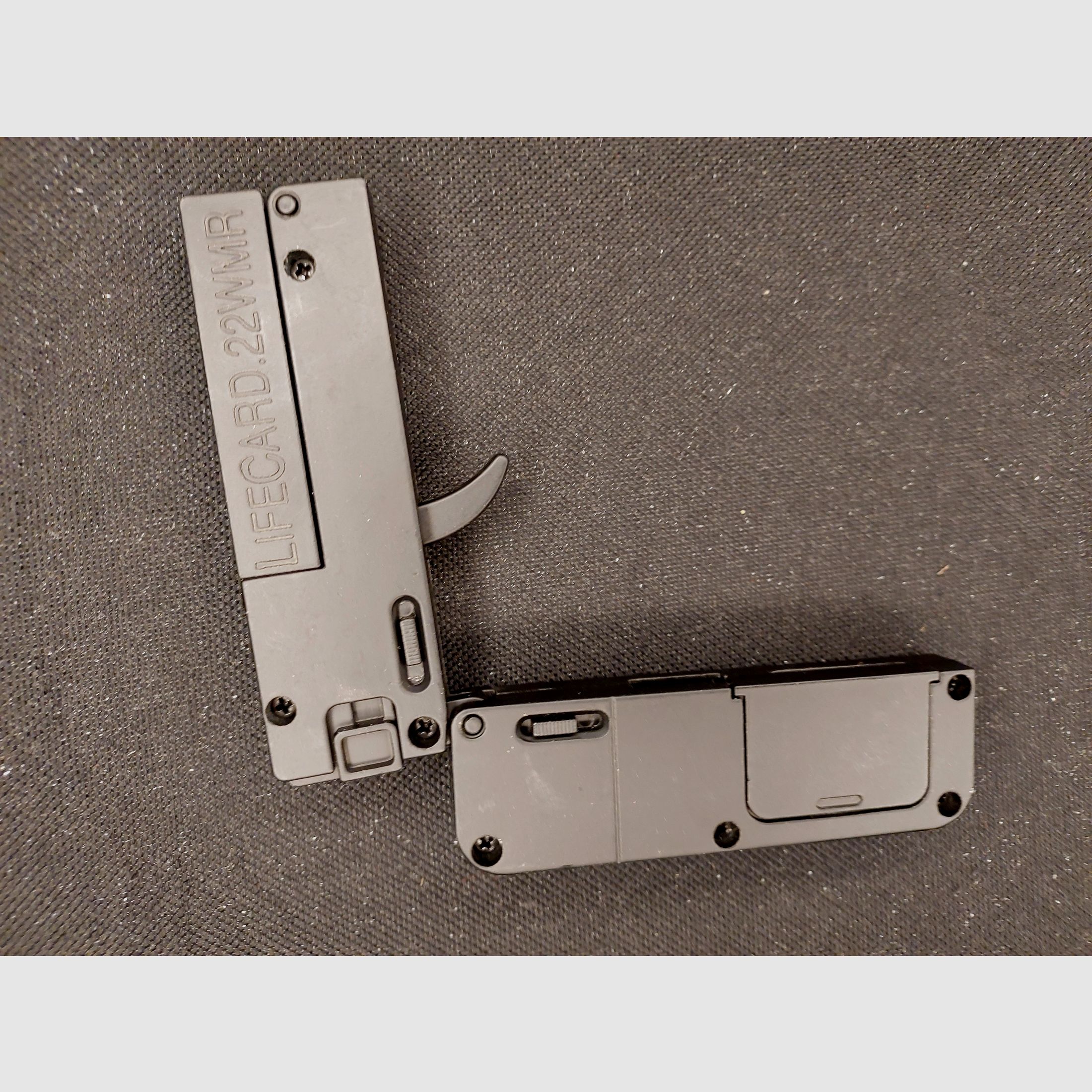 „LifeCard .22 WMR“ (Derringer‑Nachbau der Firma GG) Deko-/Spielzeugpistole aus Gussmetall.
