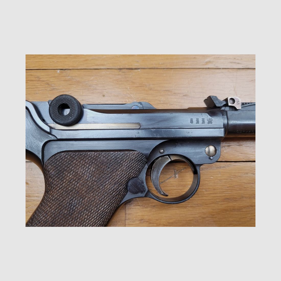 Wunderschöner Artillerie Luger P08/14 – Waffe von 1916 – Lauf von 8 Zoll – Herstellung DWM – vollständig monomatrikuliert (außer das Magazin, das aus der Zeit stammt) – Kaliber 9×19 – verstellbare Visierung des ersten Typs – sehr schöne Griffschalen – sehr sorgfältige Brünierung – TBE++, Bild 19 von 22