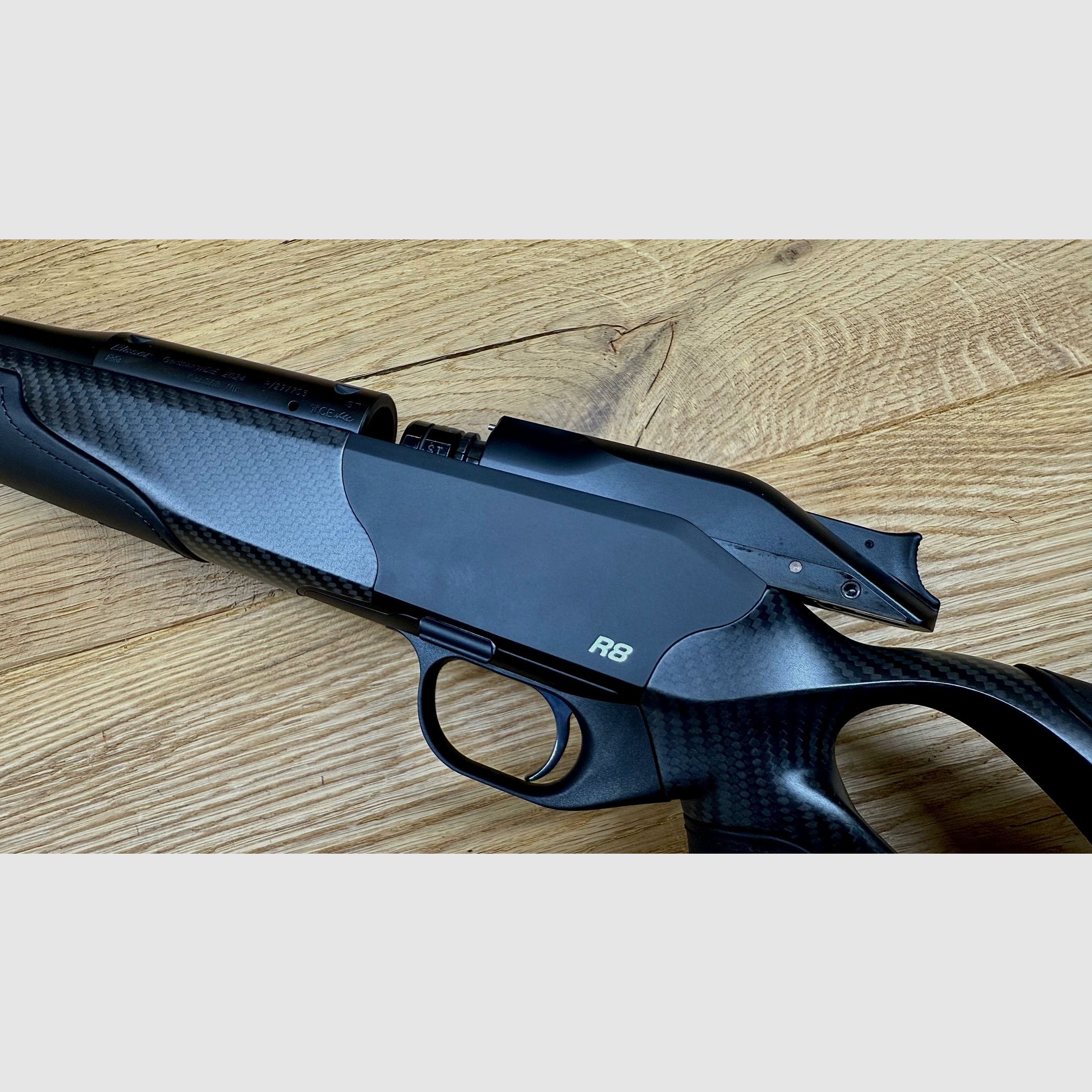 Blaser R8 Carbone Cuir noir / Déclencheur & chambre DLC / Avant en carbone / Logo argent / Poignée de chambre en carbone / Calibre & longueur de canon au choix