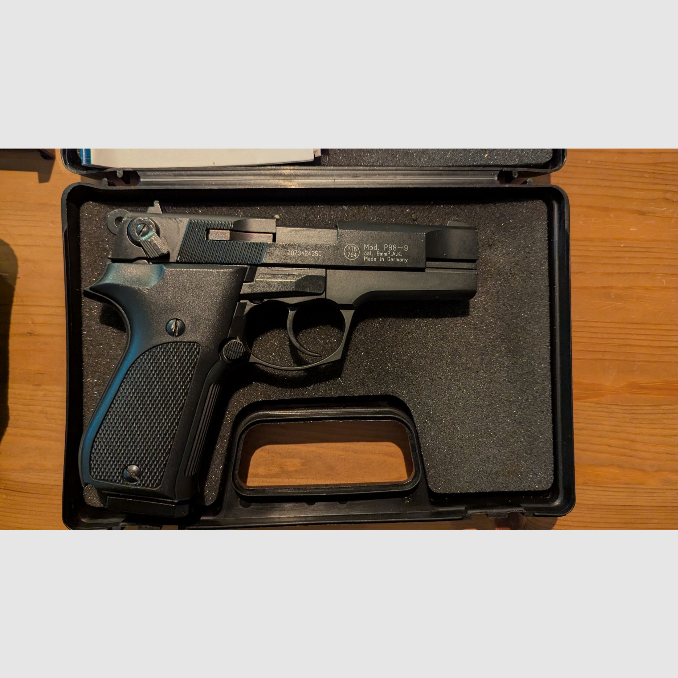 Umarex Walther P88 Compact 9mm Schreckschuss inkl. Holster, Ersatzmagazin, Abschussbecher, Reinigungsbürste, Transportkoffer und Ersatzteilset.