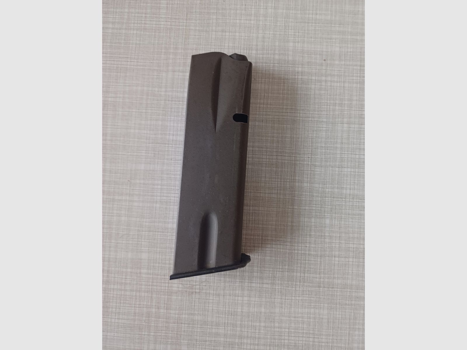 Pistolet hongrois 9mmLuger similaire au FN High Power, image 2 sur 3