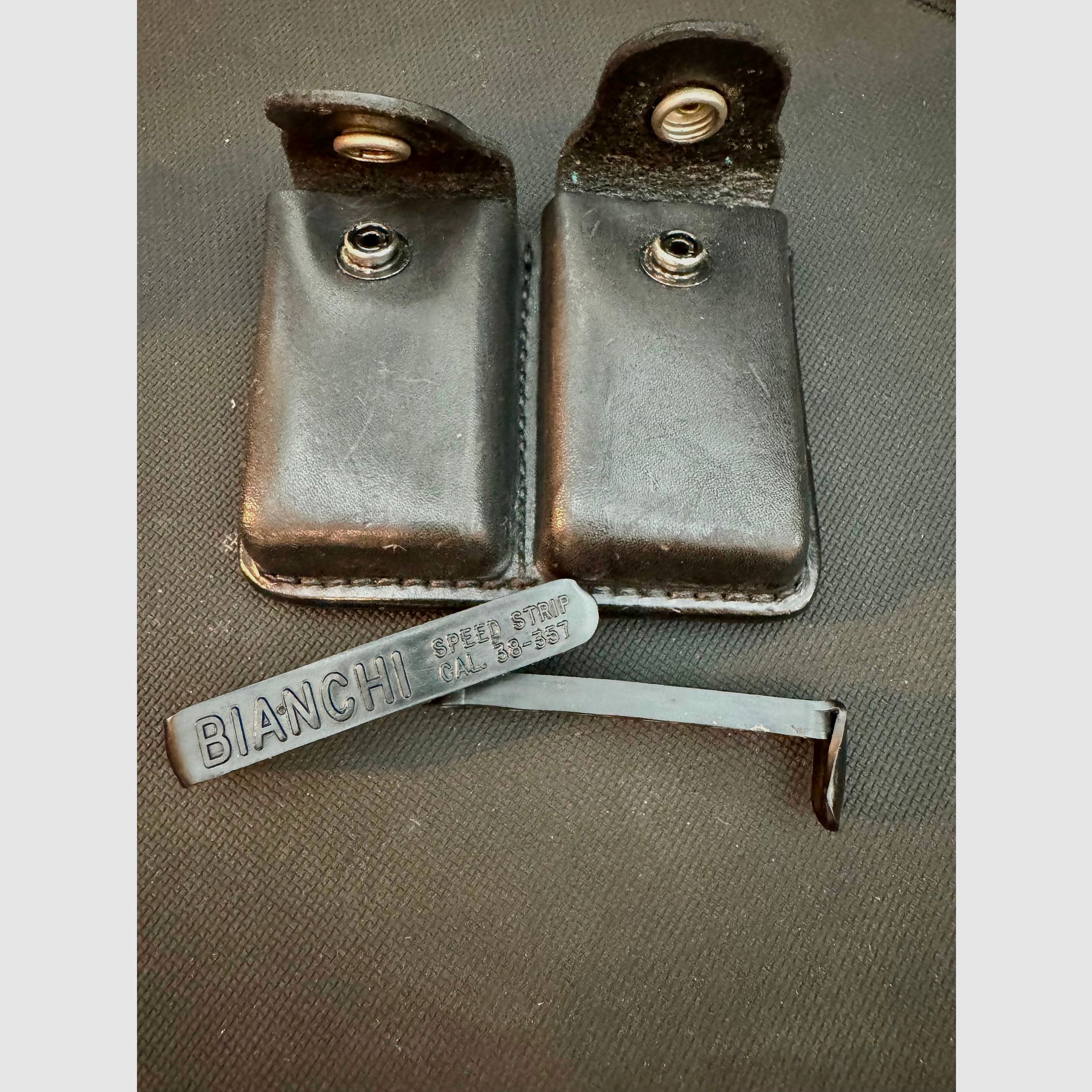 Bianchi Speed Strip con funda de cuero de Bianchi (#22) .38Especial .357Magnum (50)