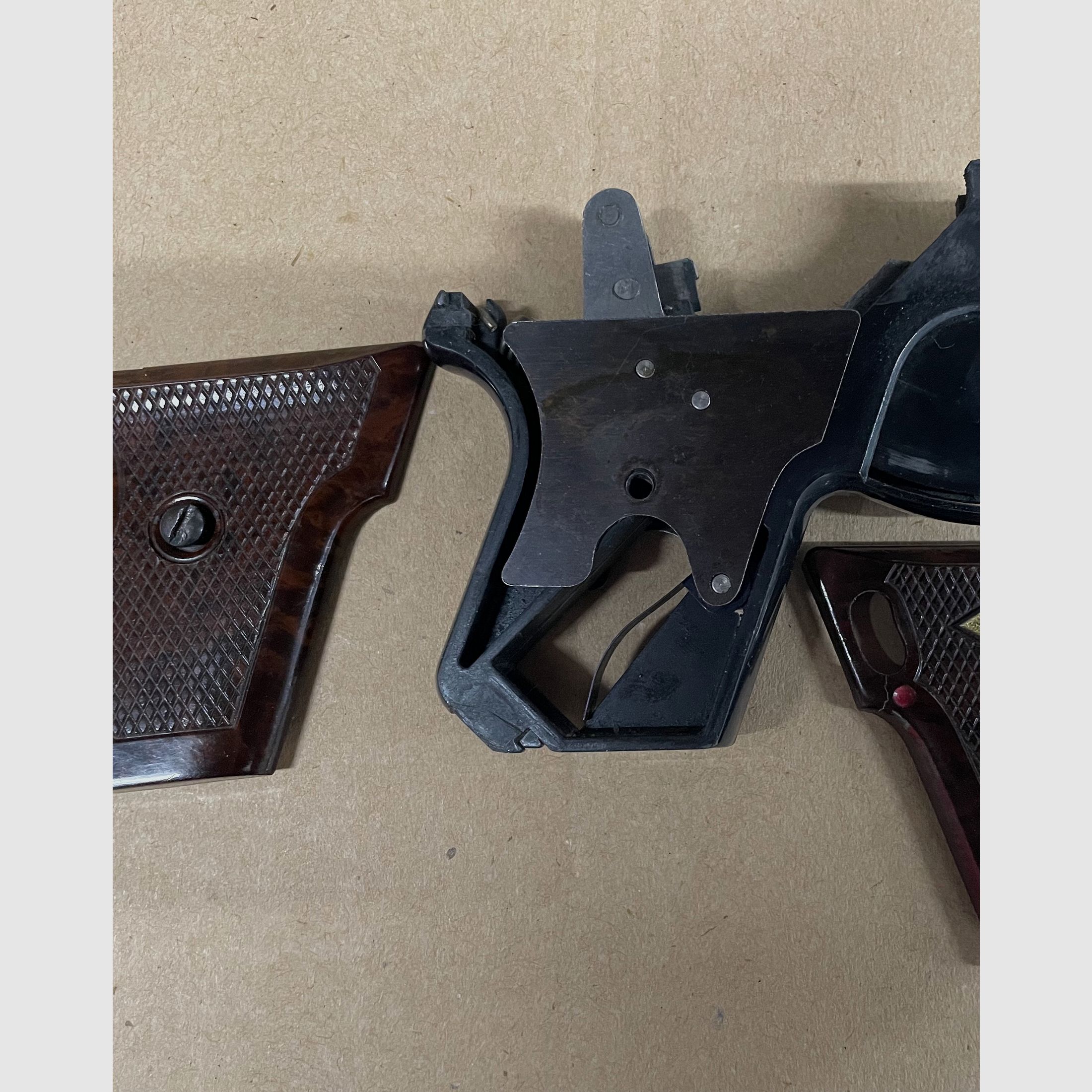 Magazyn + okładziny chwytów + części zamienne Perfecta pistoletu alarmowego