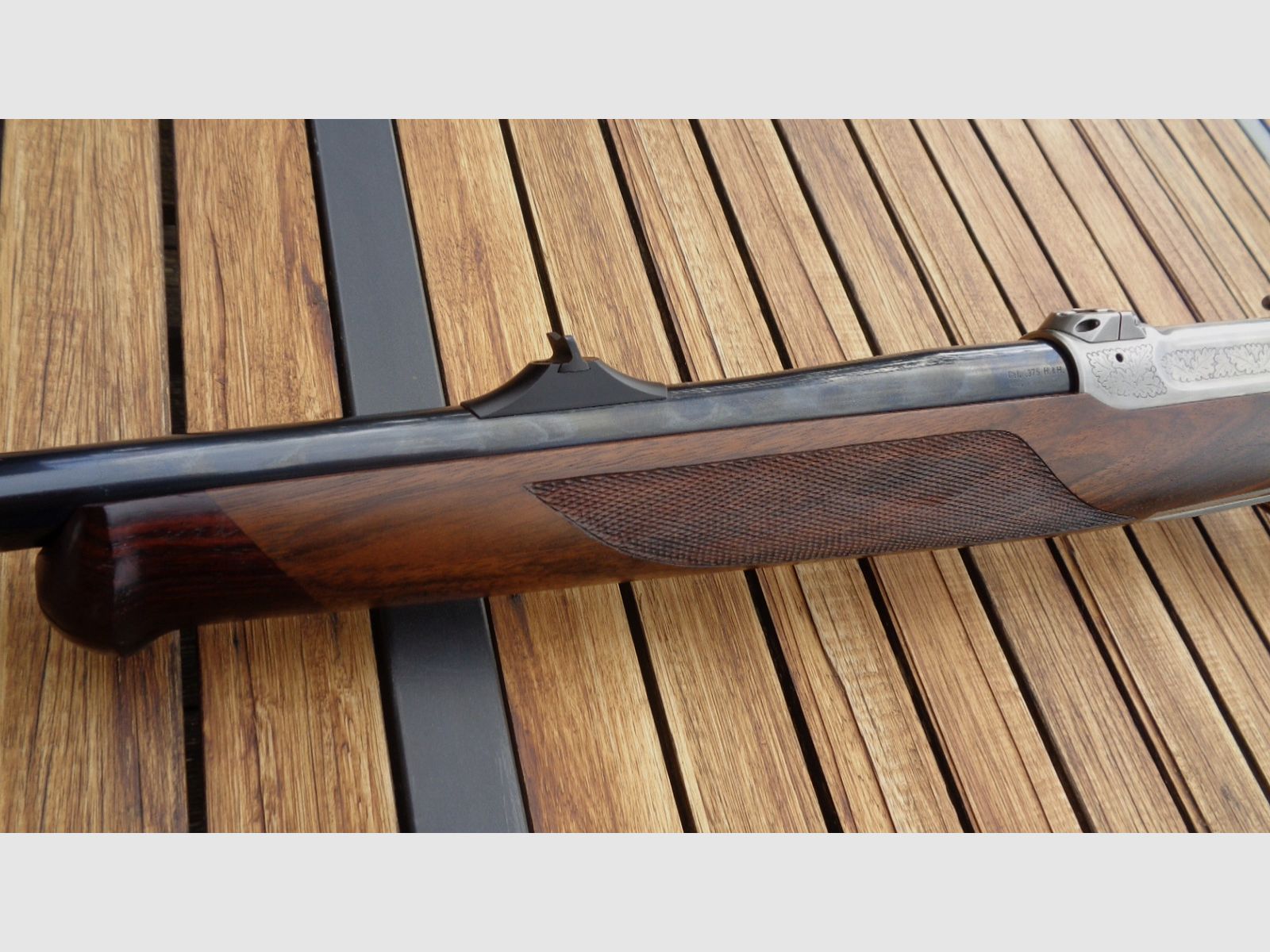 Sauer 202 .375 H&H Europa Luxus E nitriertes Stahlgehäuse Eichenlaub-Gravur ausgesuchtem Nußbaumholz