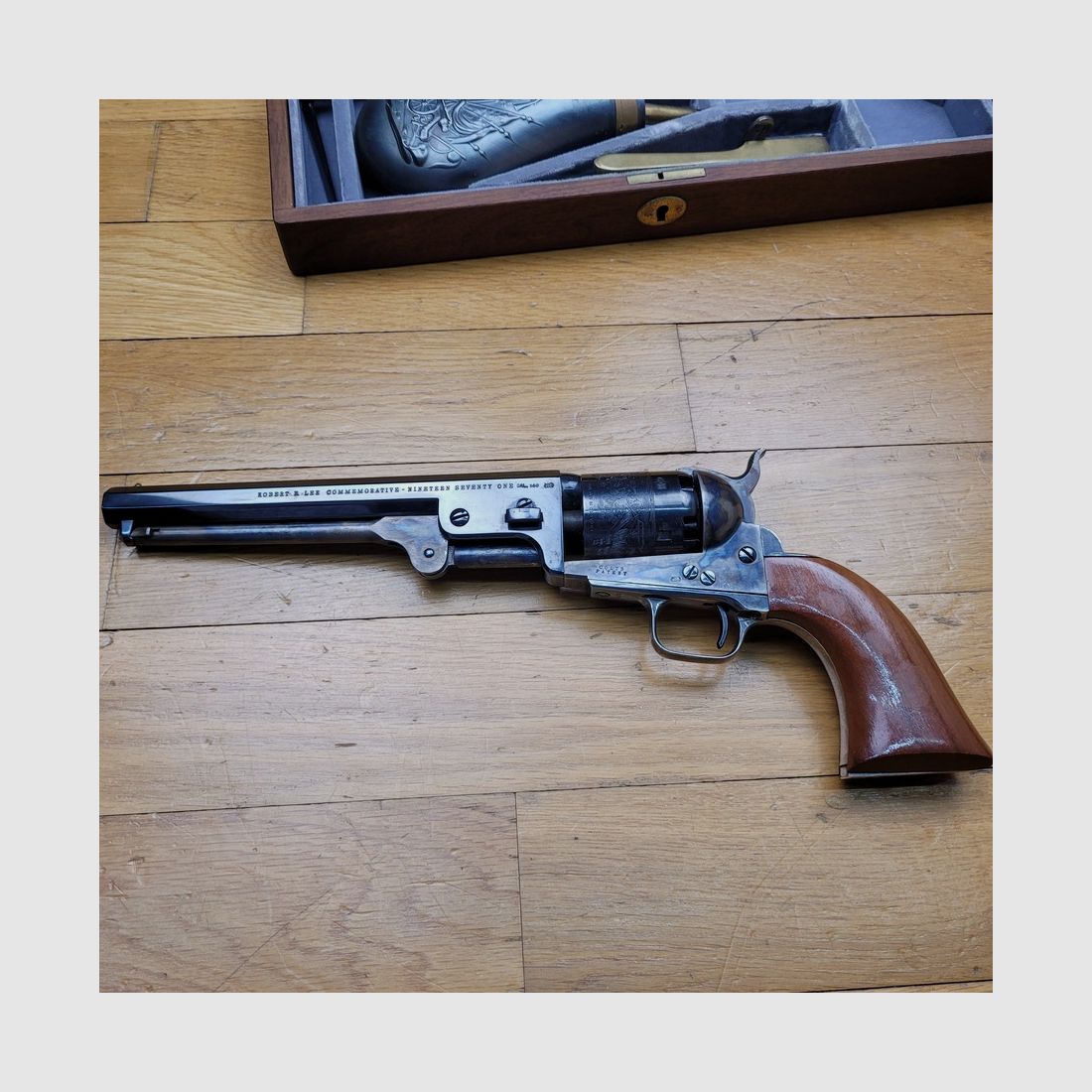 Colt herdenkingsrevolver "Général Lee" – Vroeg model van de 2e generatie Colt – Houten kist met alle complete accessoires – Minder dan 4800 exemplaren voor beide versies – Markeringen identiek aan de originele – Exemplaire mechanica, presentatie en afwerking – TBE++, afbeelding 11 van 35