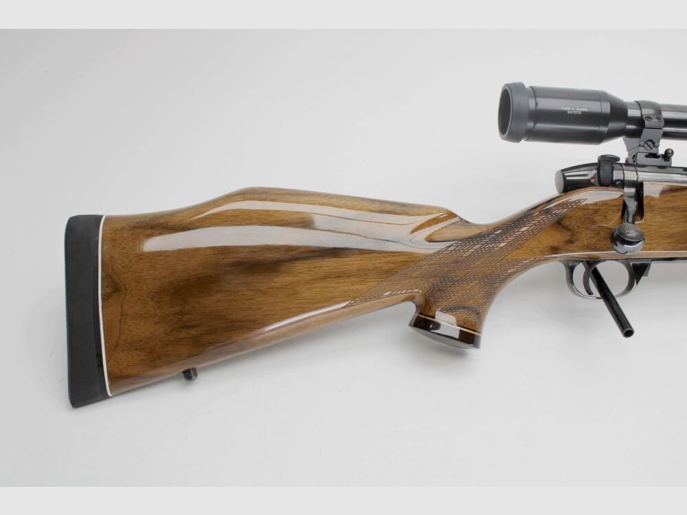 Re. Büchse Weatherby Mark V mit hochwertigem Lackschaft und Mündungsdämpfer .460WeathMag