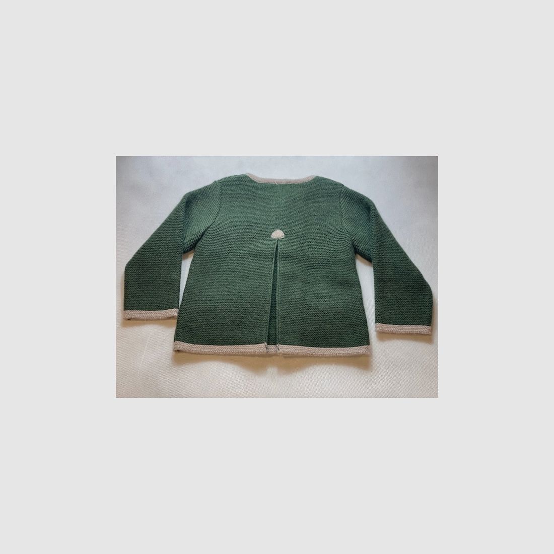 Cardigan per bambini con piega in lana merino verde/beige, immagine 2 di 2