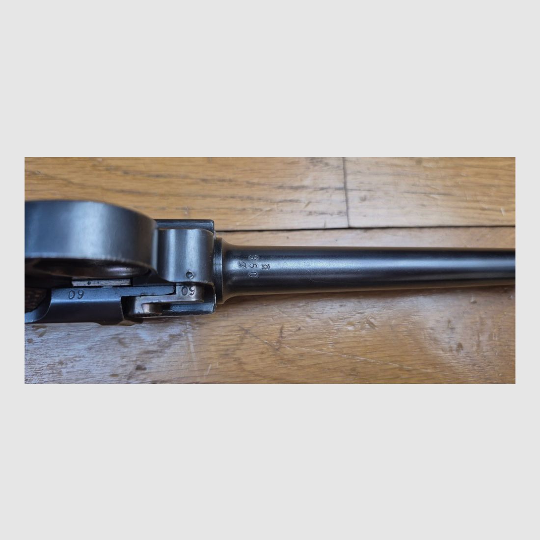 Außergewöhnliche Luger P04 Marinepistole – Deutsches Kaiserreich 1. Weltkrieg – Waffe der 5. Lieferung von 8.000 Waffen in 1916-1917 – Kal. 9×19 – Waffe in außergewöhnlichem Zustand, einheitliche Seriennummer bis zum enthaltenen Magazin – Eine der 34.000 P04 insgesamt – Ausgezeichneter mechanischer Zustand – Hervorragende ästhetische Verfassung – Letztes Modell der DMW von 1917 – Sehr seltenes Stück und Sammlerstück von höchster Qualität – TBE+++, Bild 17 von 29